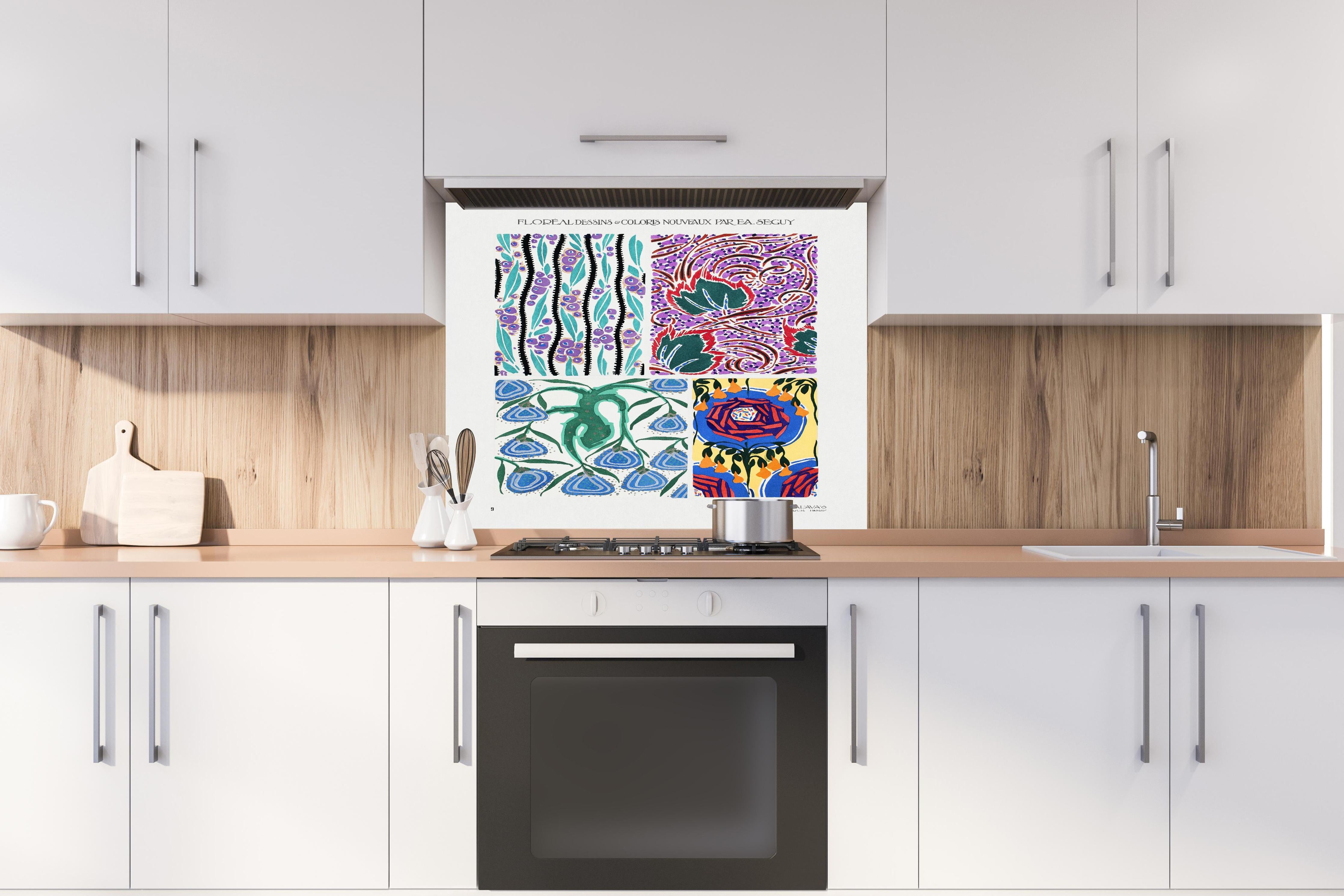 Spritzschutz - Retro Floral Kunstposter von Meister Seguy hinter einem Cerankochfeld zwischen Holz-Kochutensilien
