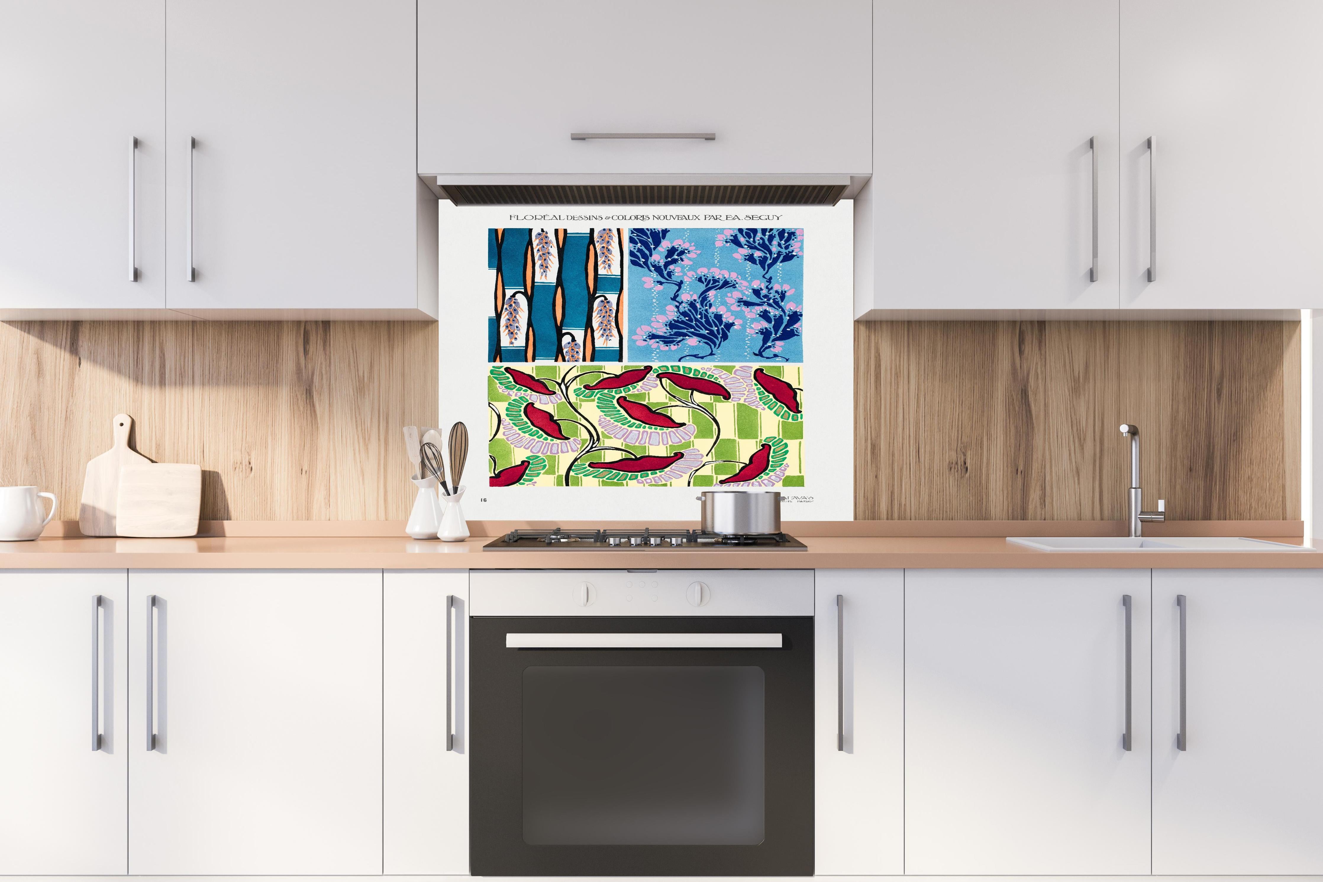 Spritzschutz - Retro Floral Meisterzeichnungen Kunst hinter einem Cerankochfeld zwischen Holz-Kochutensilien
