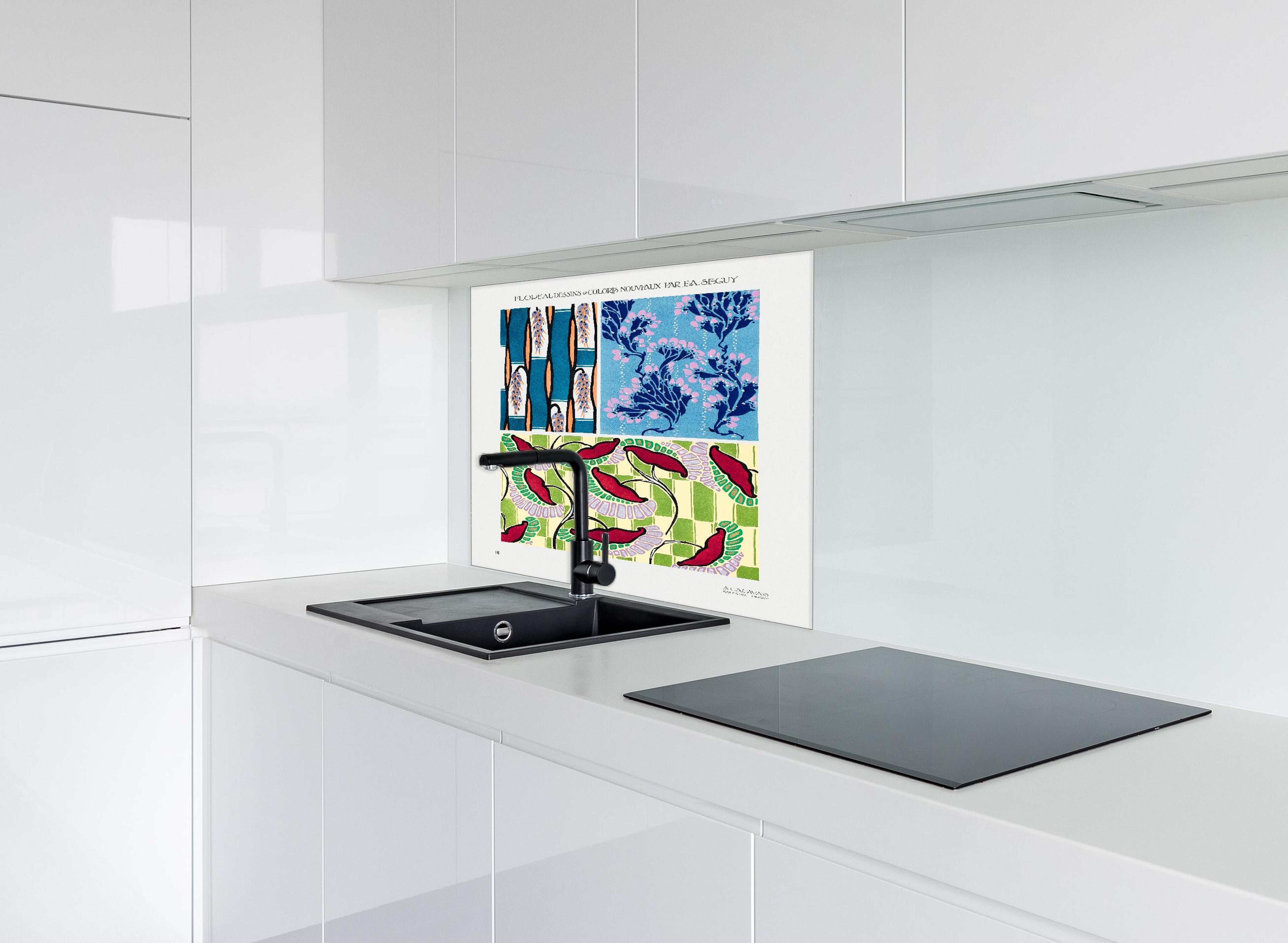 Spritzschutz - Retro Floral Meisterzeichnungen Kunst hinter einem Cerankochfeld zwischen Holz-Kochutensilien
