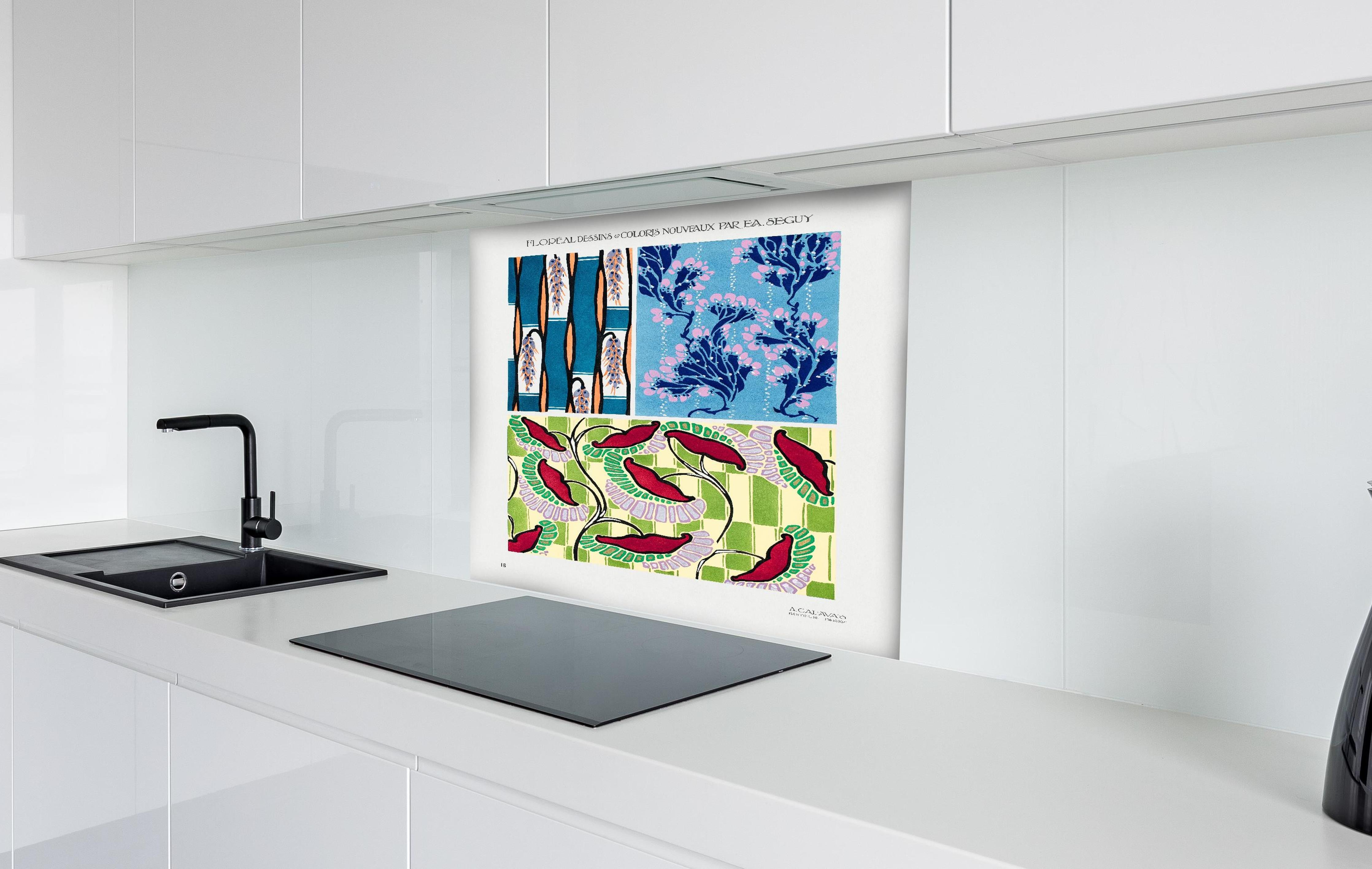 Spritzschutz - Retro Floral Meisterzeichnungen Kunst hinter einem Cerankochfeld zwischen Holz-Kochutensilien
