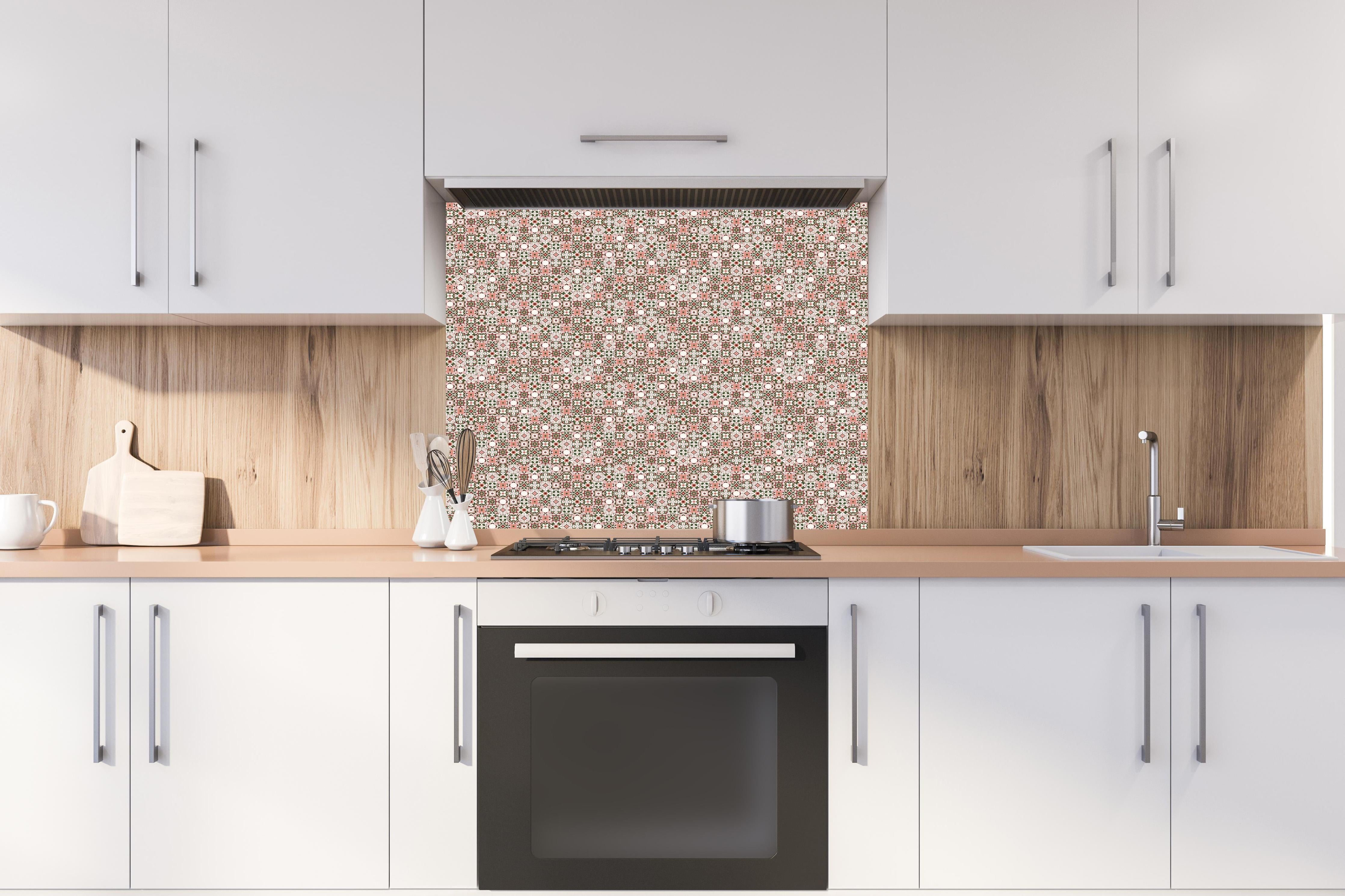 Spritzschutz - Retro Floral Textil Design in Rosa-Tönen hinter einem Cerankochfeld zwischen Holz-Kochutensilien
