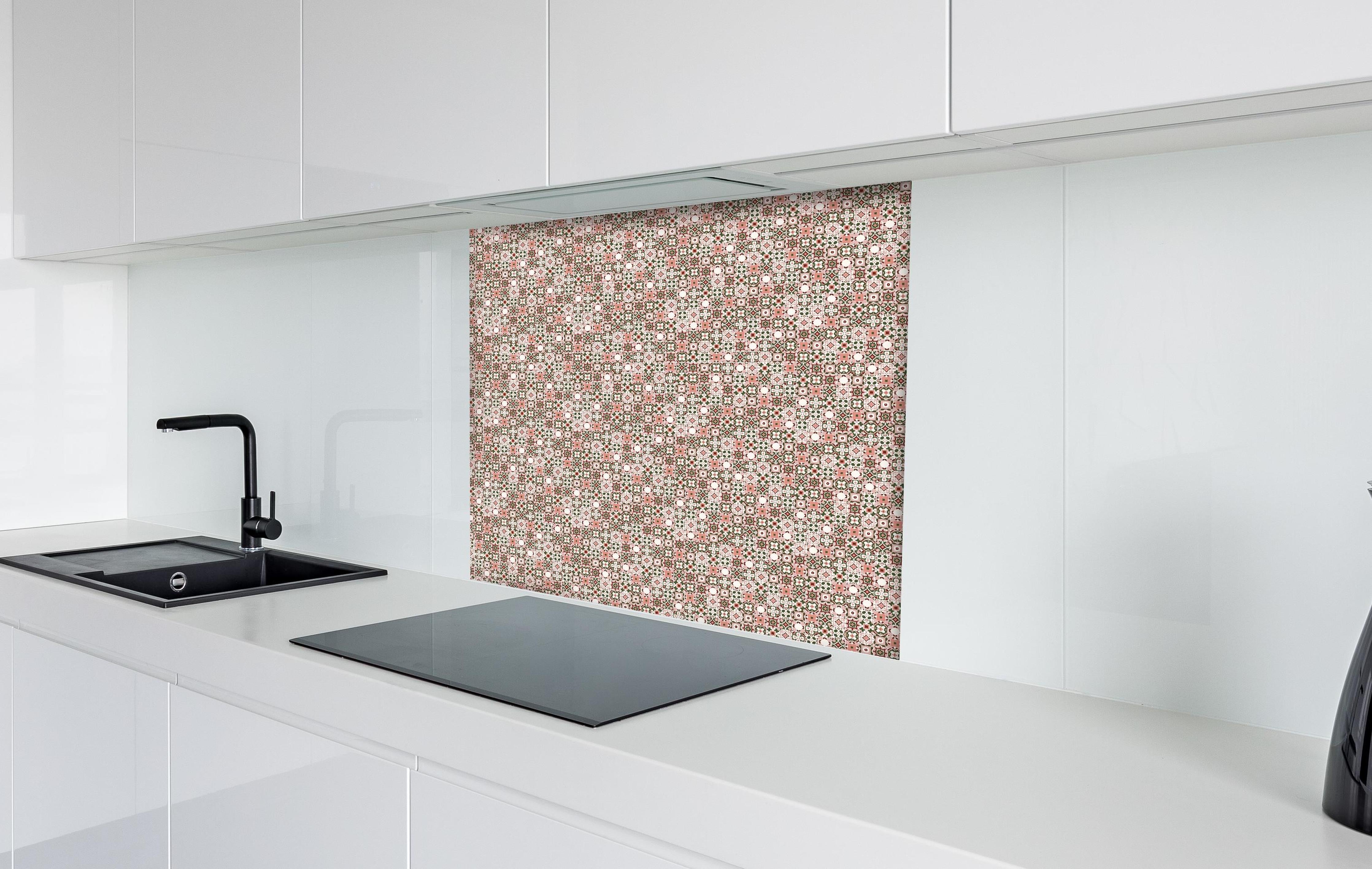 Spritzschutz - Retro Floral Textil Design in Rosa-Tönen hinter einem Cerankochfeld zwischen Holz-Kochutensilien
