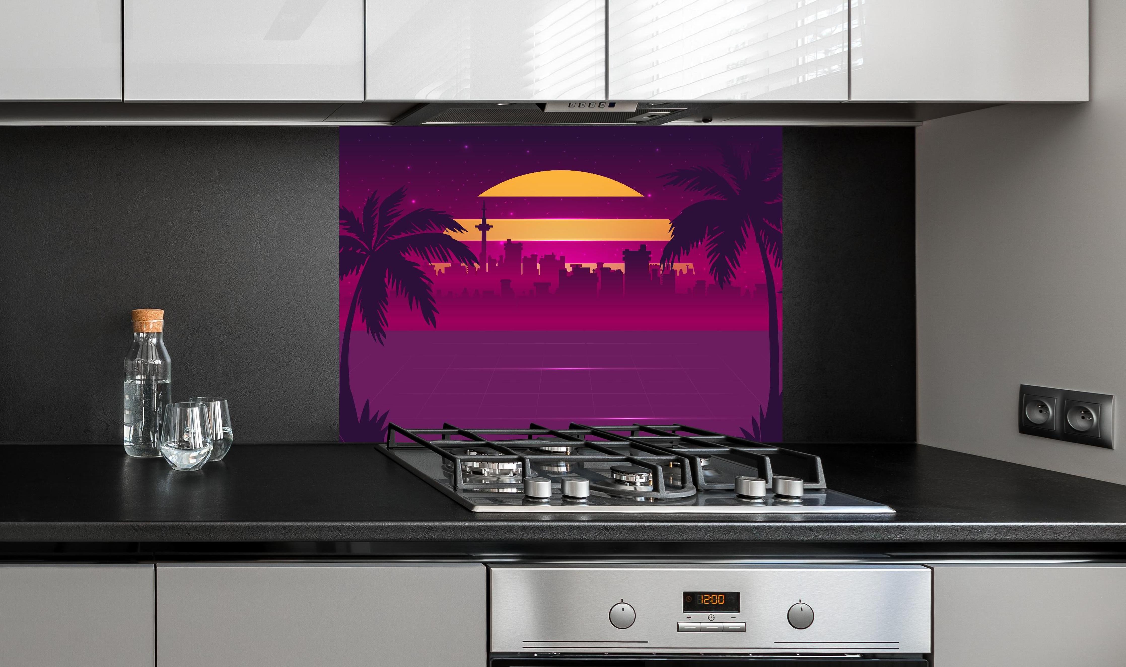 Spritzschutz - Retro-Futuristischer Sonnenuntergang mit Palmen hinter einem Cerankochfeld zwischen Holz-Kochutensilien
