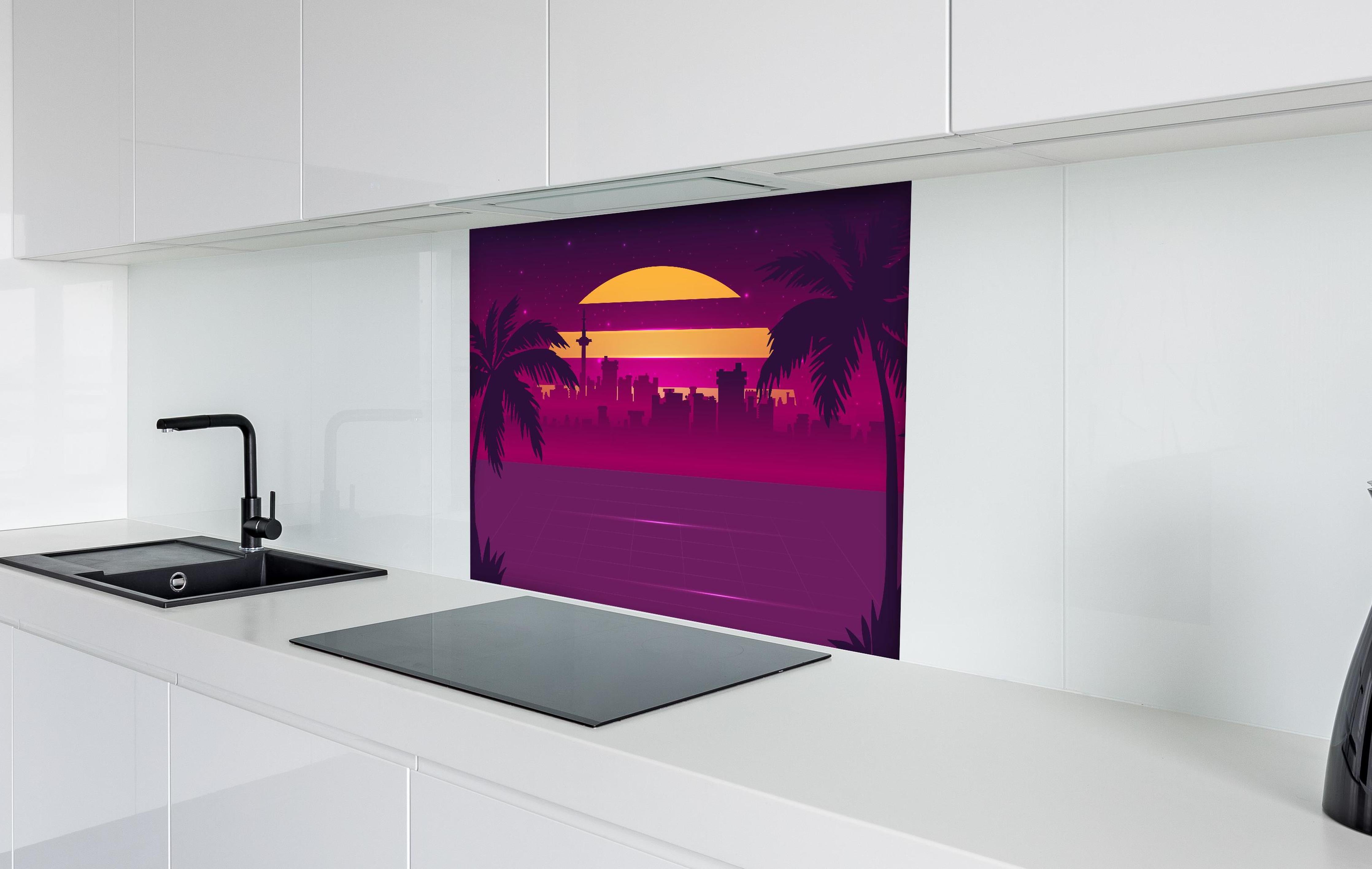 Spritzschutz - Retro-Futuristischer Sonnenuntergang mit Palmen hinter einem Cerankochfeld zwischen Holz-Kochutensilien
