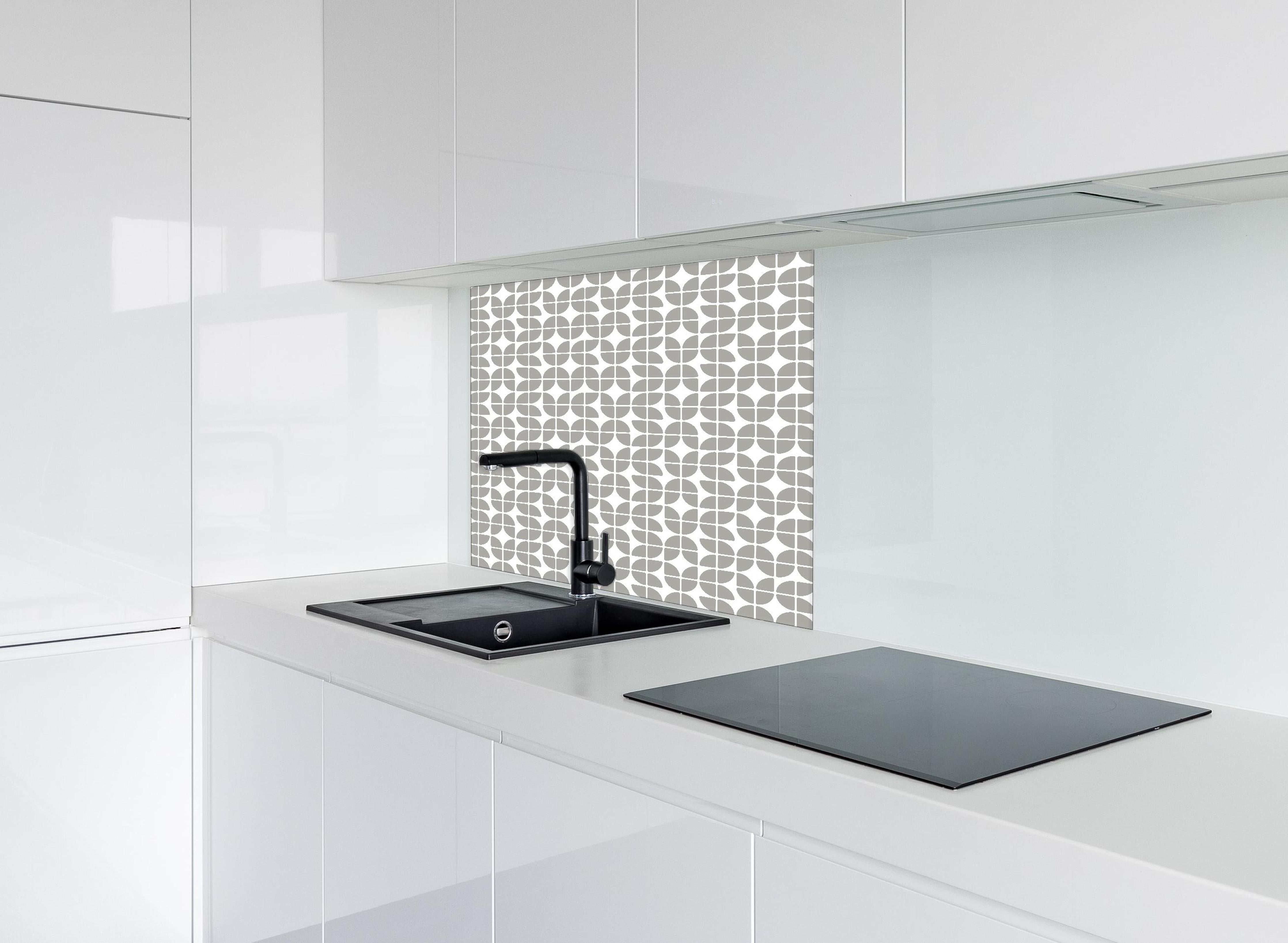 Spritzschutz - Retro Grazia Cemento hinter einem Cerankochfeld zwischen Holz-Kochutensilien
