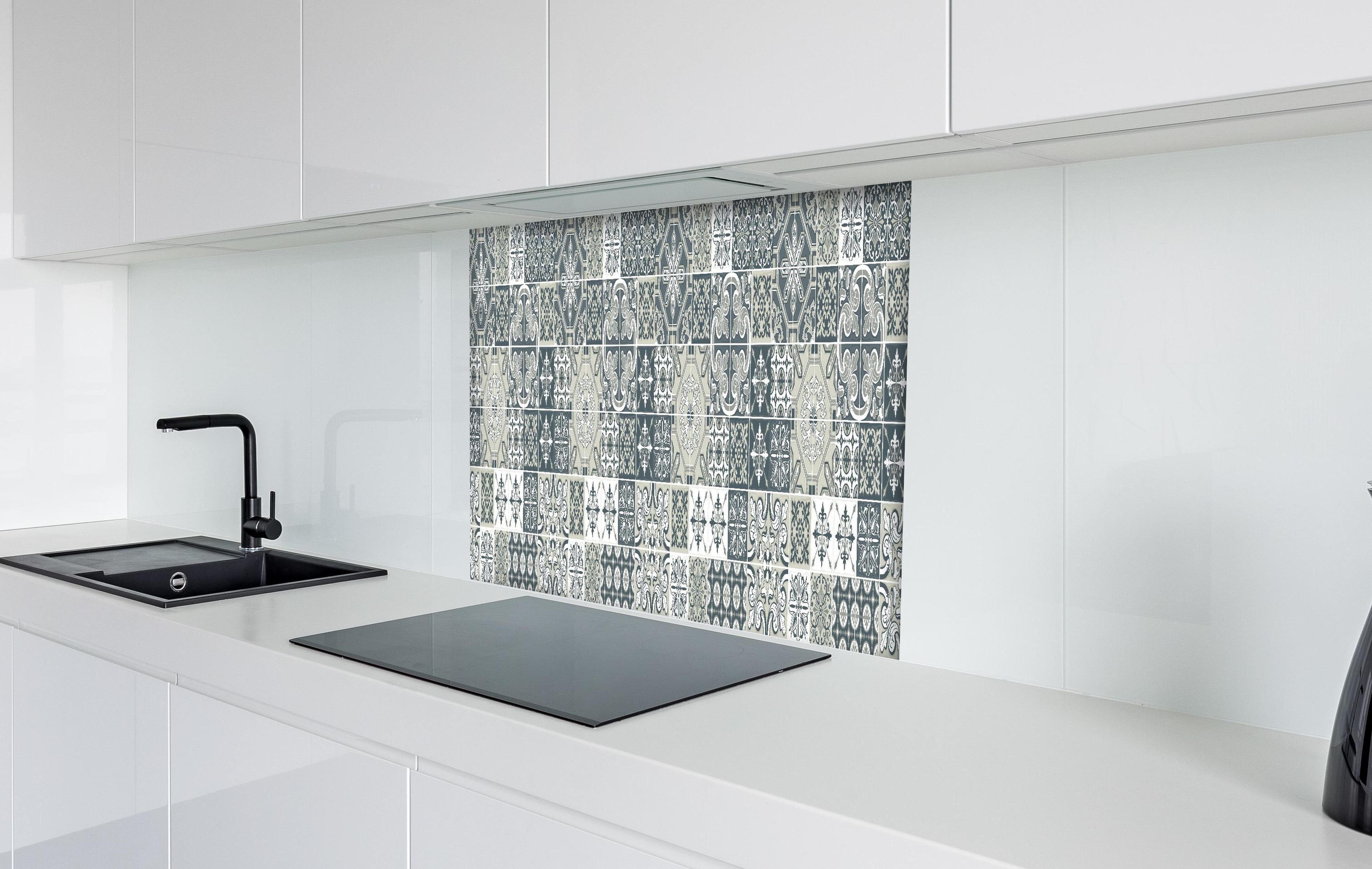 Spritzschutz - Retro Kachel-Dekor in Blau-Weiß-Grau hinter einem Cerankochfeld zwischen Holz-Kochutensilien
