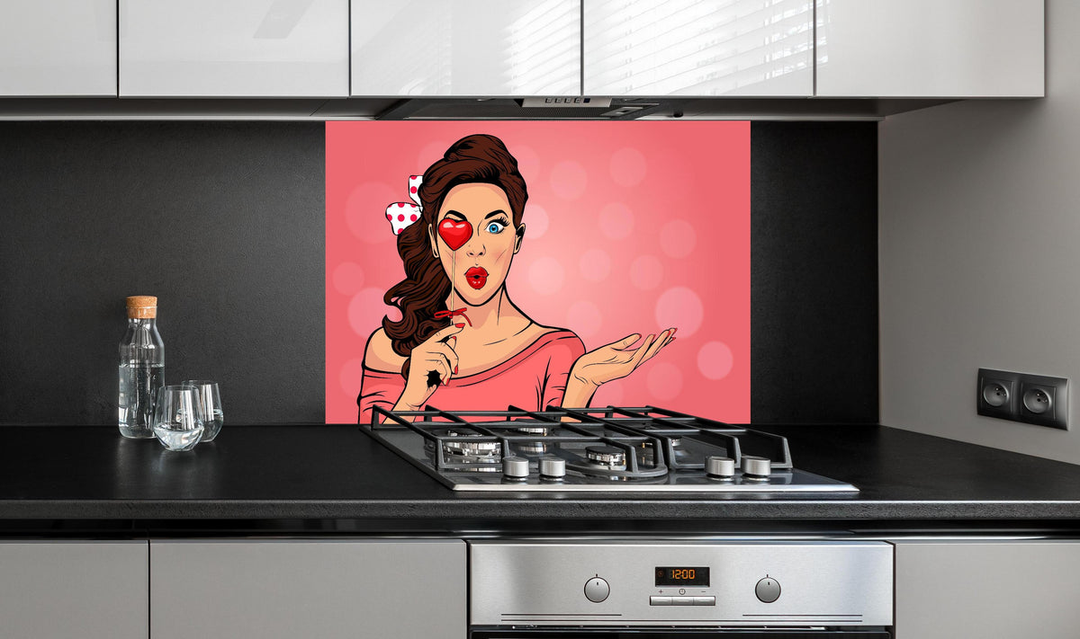 Spritzschutz - Retro Pop Art Herz Lolly Dame Illustration hinter einem Cerankochfeld zwischen Holz-Kochutensilien

