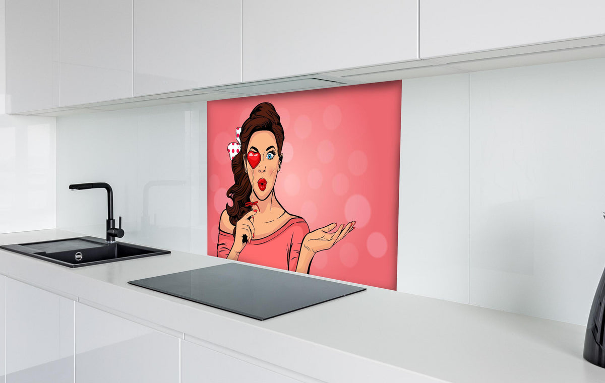 Spritzschutz - Retro Pop Art Herz Lolly Dame Illustration hinter einem Cerankochfeld zwischen Holz-Kochutensilien
