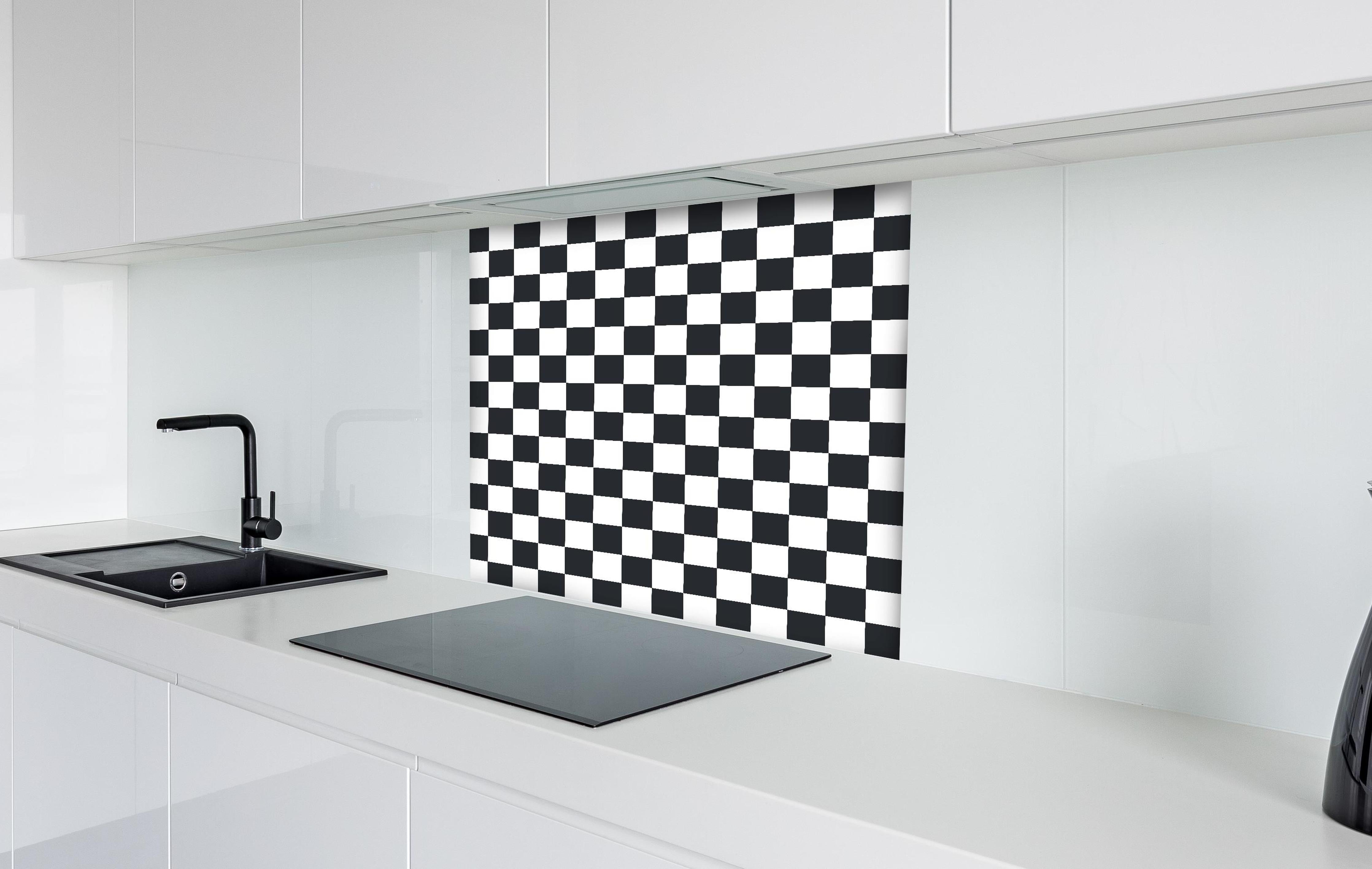 Spritzschutz - Retro Scacco Carbone hinter einem Cerankochfeld zwischen Holz-Kochutensilien
