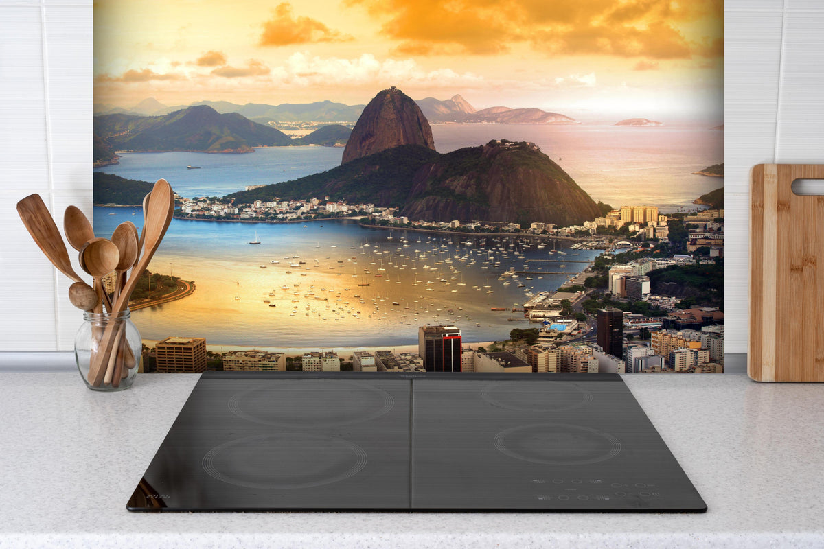 Spritzschutz - Rio De Janeiro - Panorama hinter einem Cerankochfeld zwischen Holz-Kochutensilien
