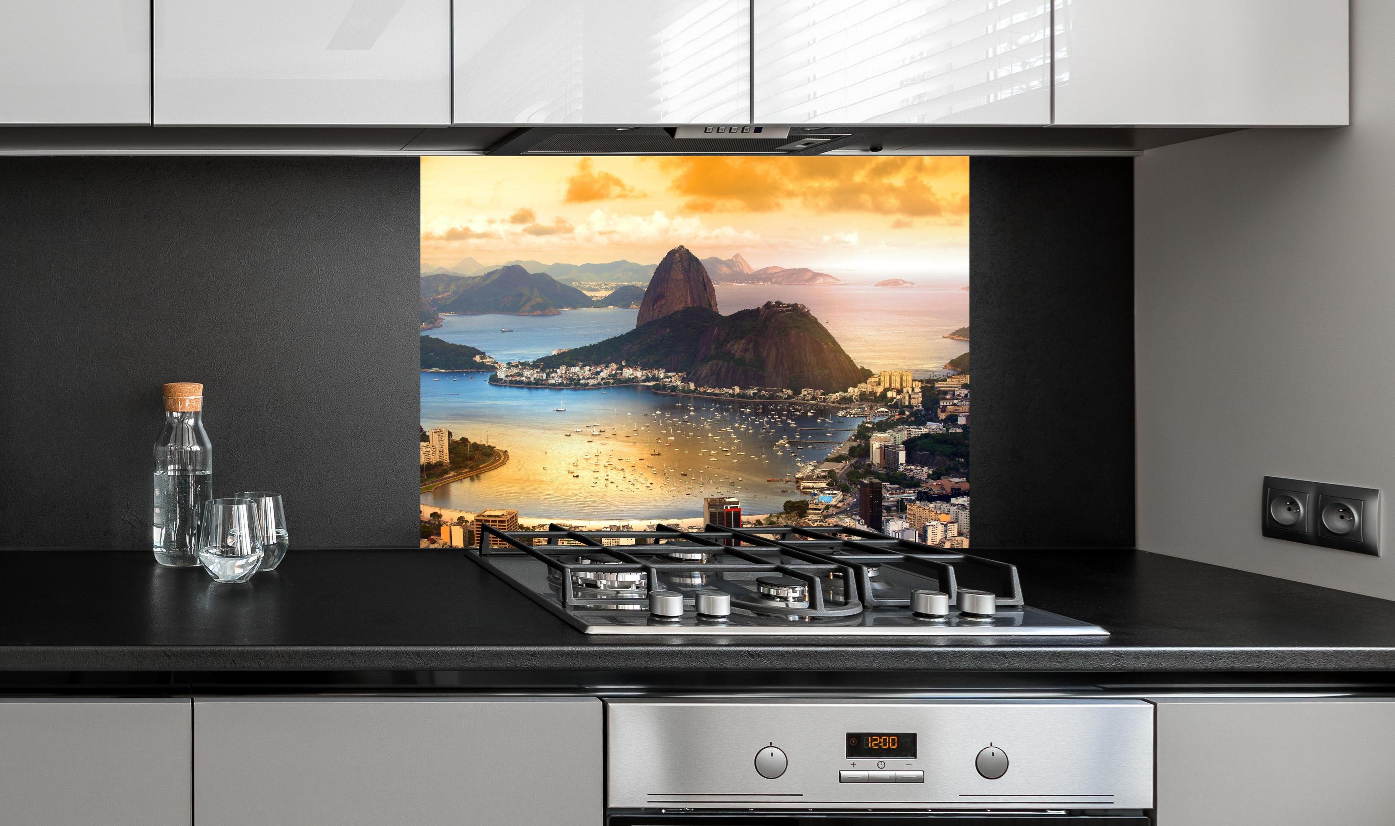 Spritzschutz - Rio De Janeiro - Panorama hinter einem Cerankochfeld zwischen Holz-Kochutensilien
