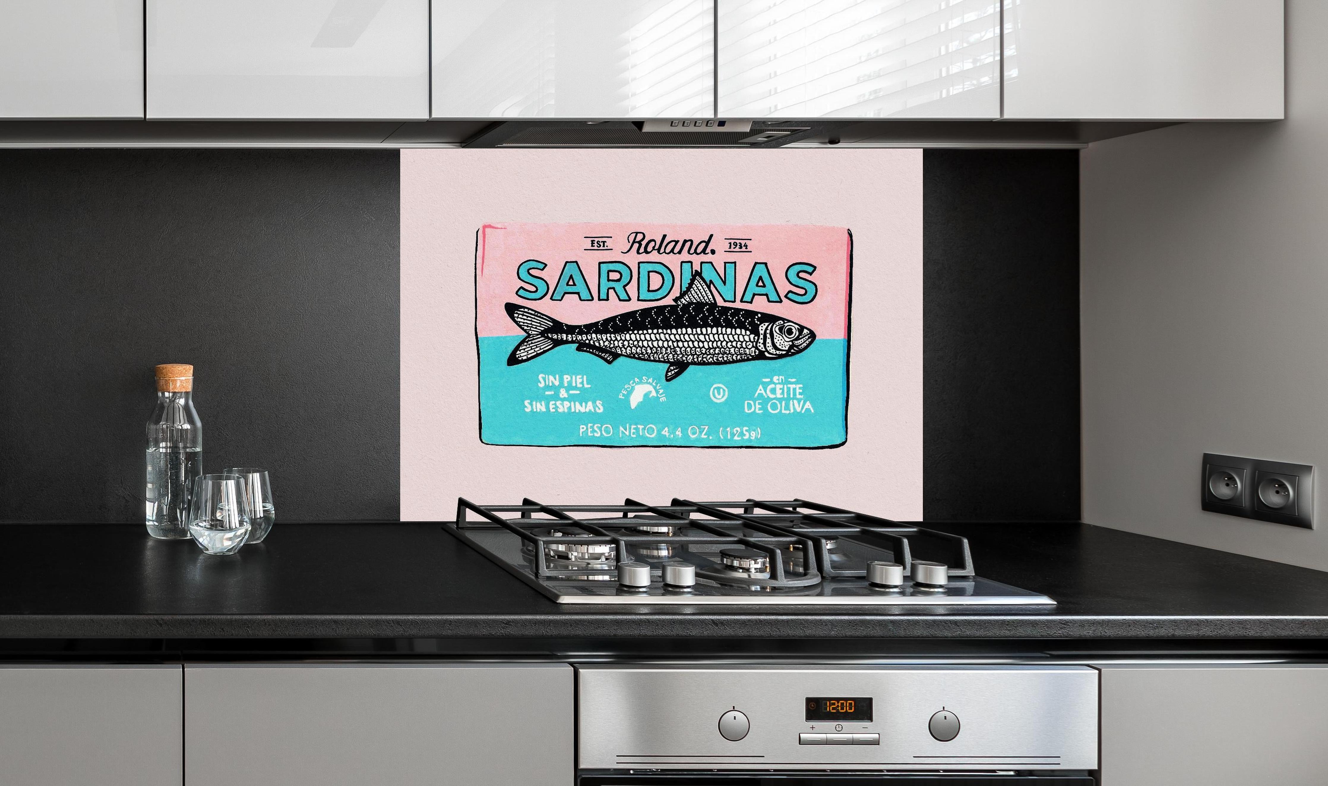Spritzschutz - Roland Sardinas hinter einem Cerankochfeld zwischen Holz-Kochutensilien
