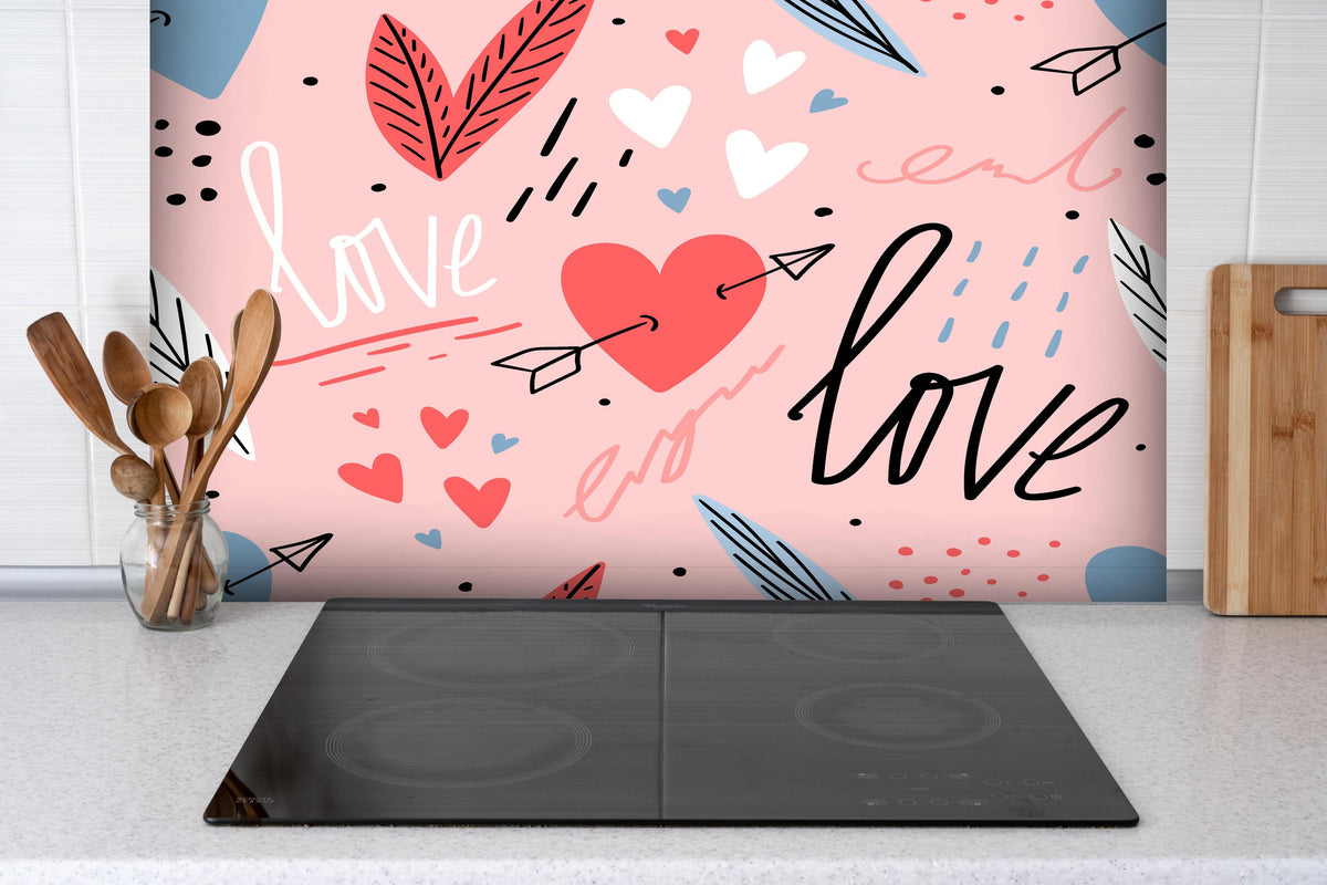 Spritzschutz - Romantische Herzen Liebe Illustration Rosa hinter einem Cerankochfeld zwischen Holz-Kochutensilien
