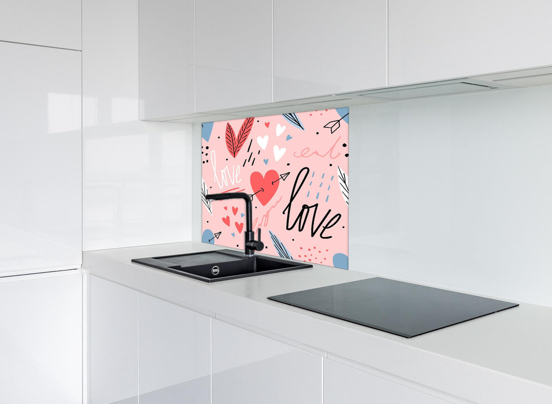 Spritzschutz - Romantische Herzen Liebe Illustration Rosa hinter einem Cerankochfeld zwischen Holz-Kochutensilien
