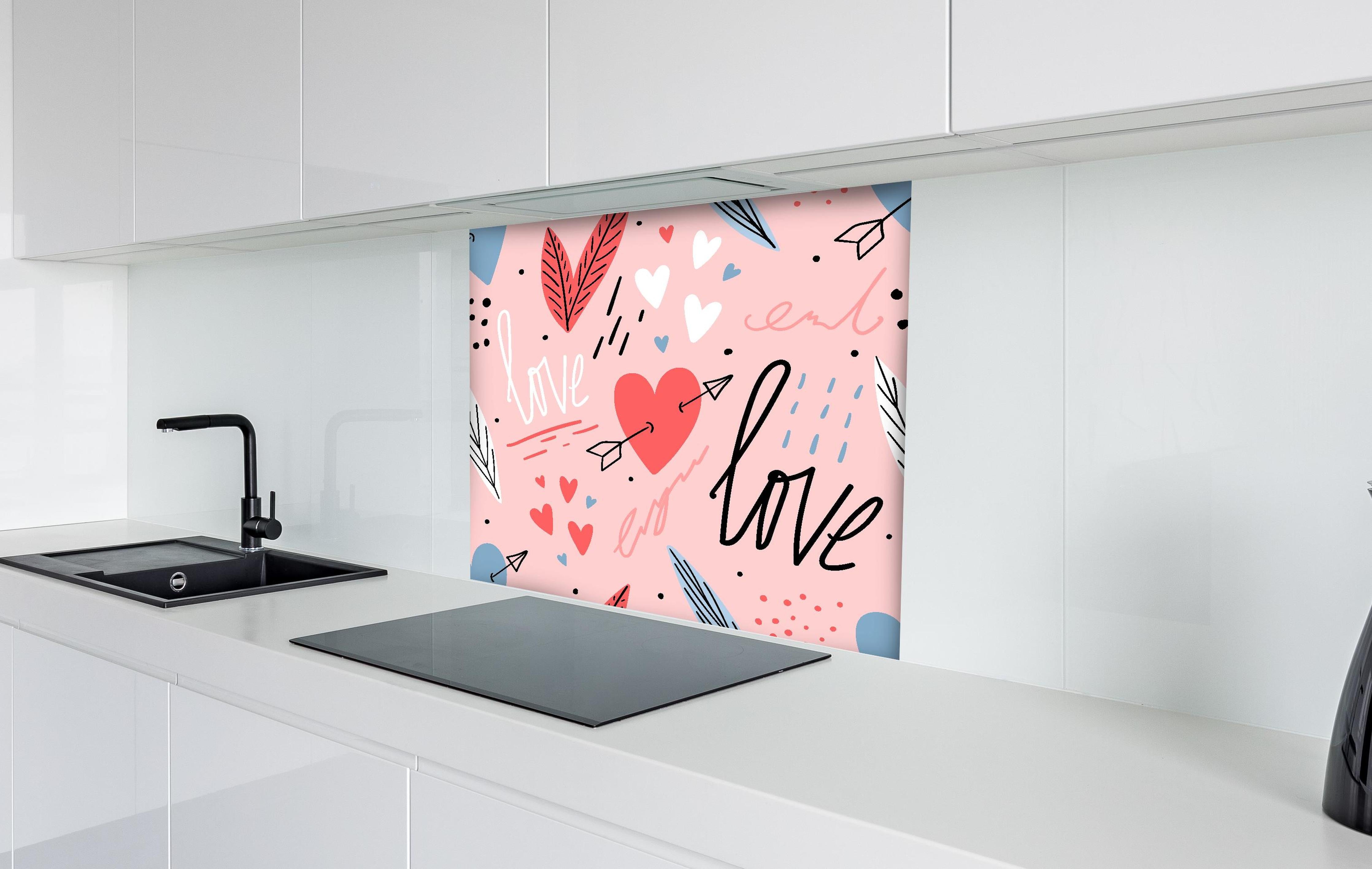 Spritzschutz - Romantische Herzen Liebe Illustration Rosa hinter einem Cerankochfeld zwischen Holz-Kochutensilien
