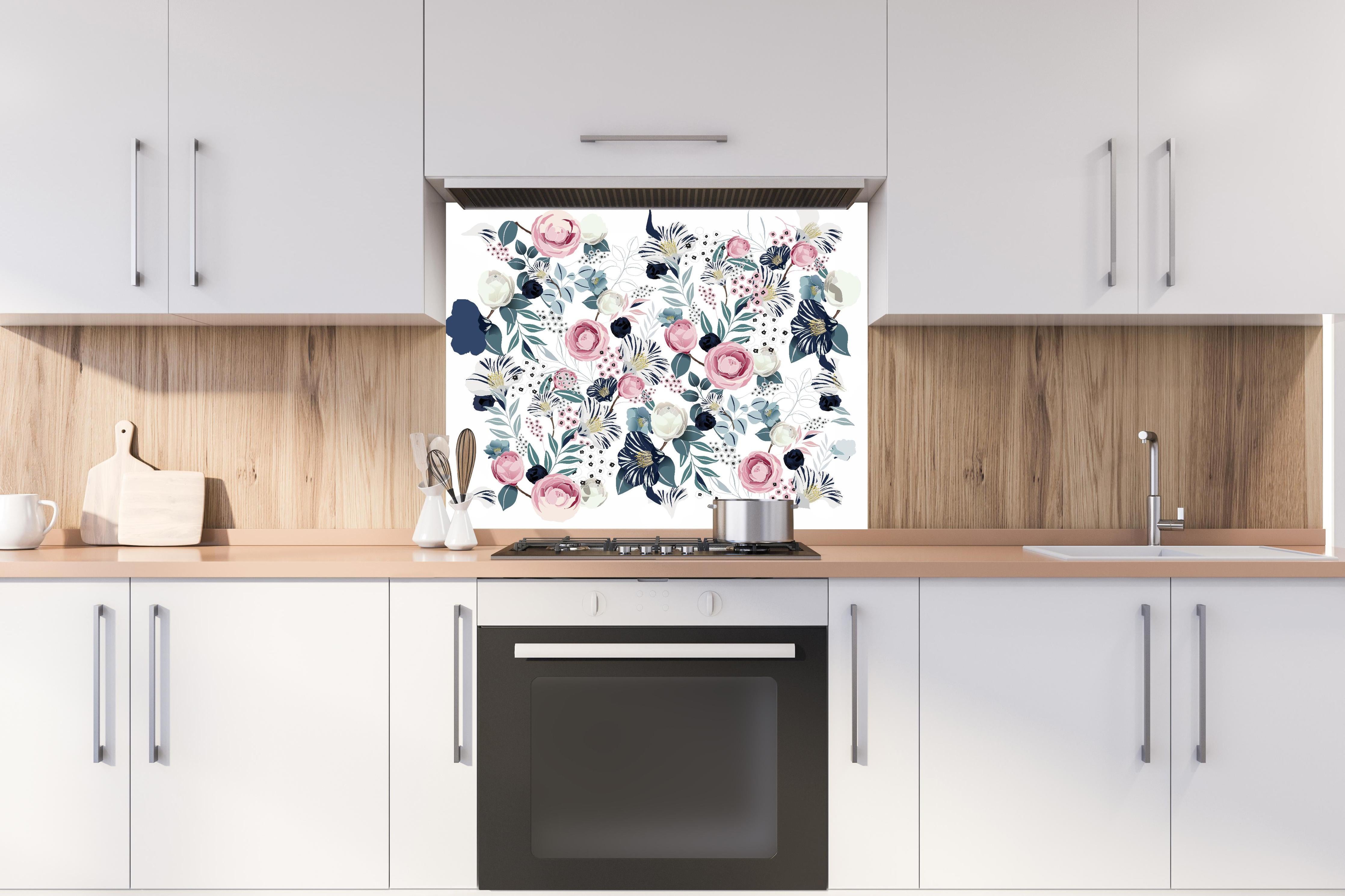 Spritzschutz - Romantisches Blumenmuster mit sanften Pastelltönen hinter einem Cerankochfeld zwischen Holz-Kochutensilien
