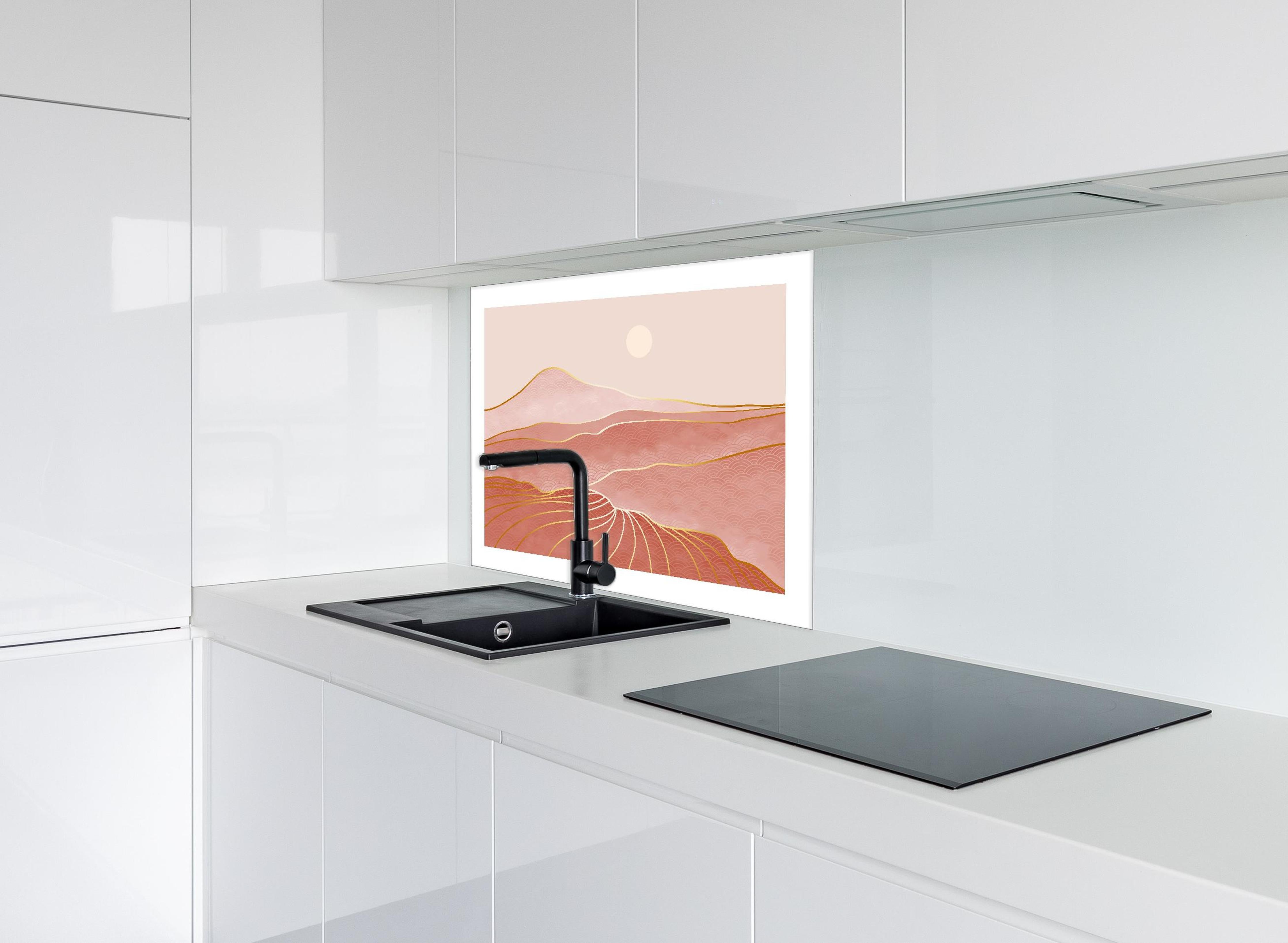 Spritzschutz - Romantisches Dünenpanorama in Rosatönen hinter einem Cerankochfeld zwischen Holz-Kochutensilien
