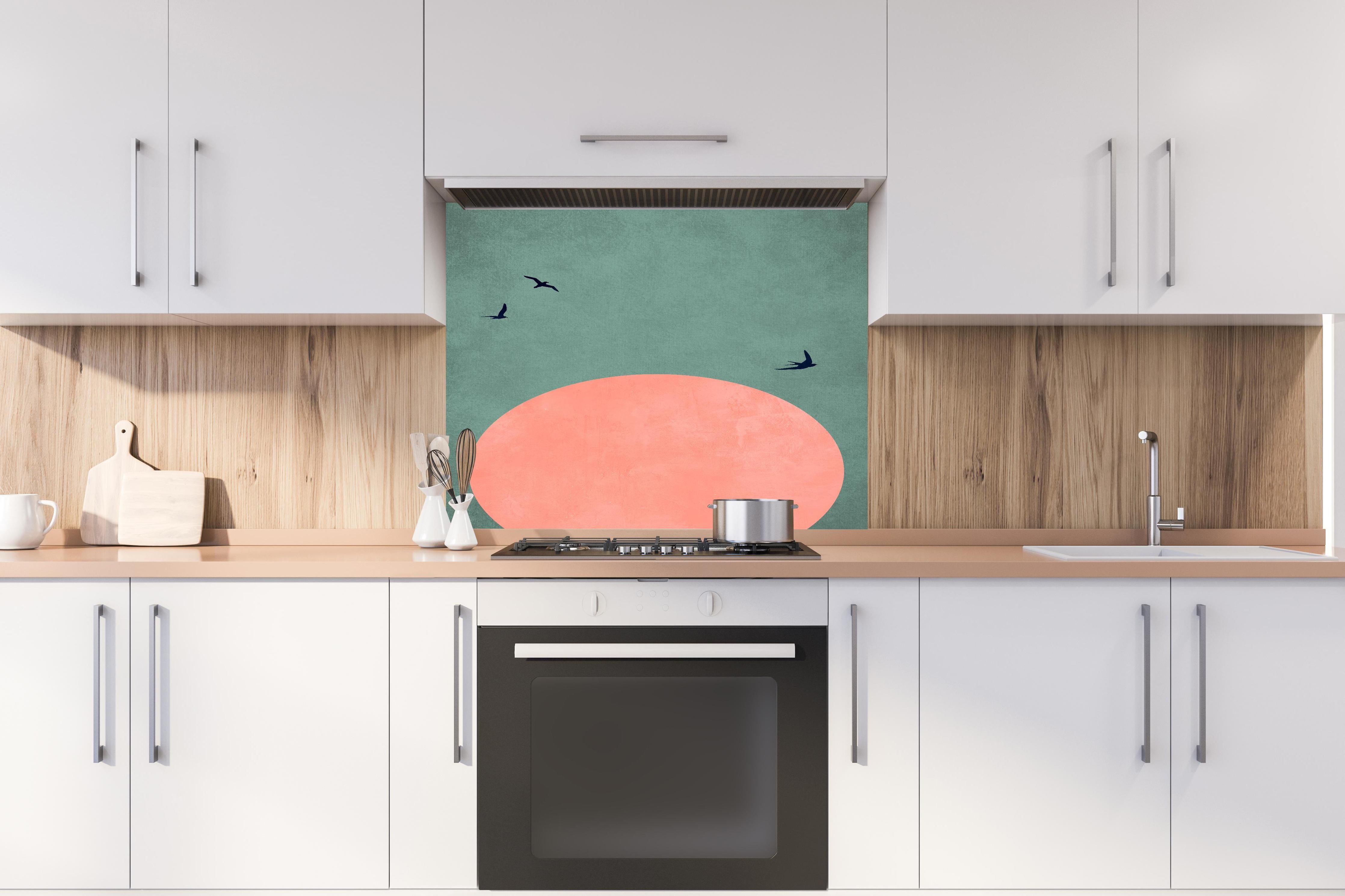 Spritzschutz - Rosa Dämmerung - Gemälde hinter einem Cerankochfeld zwischen Holz-Kochutensilien
