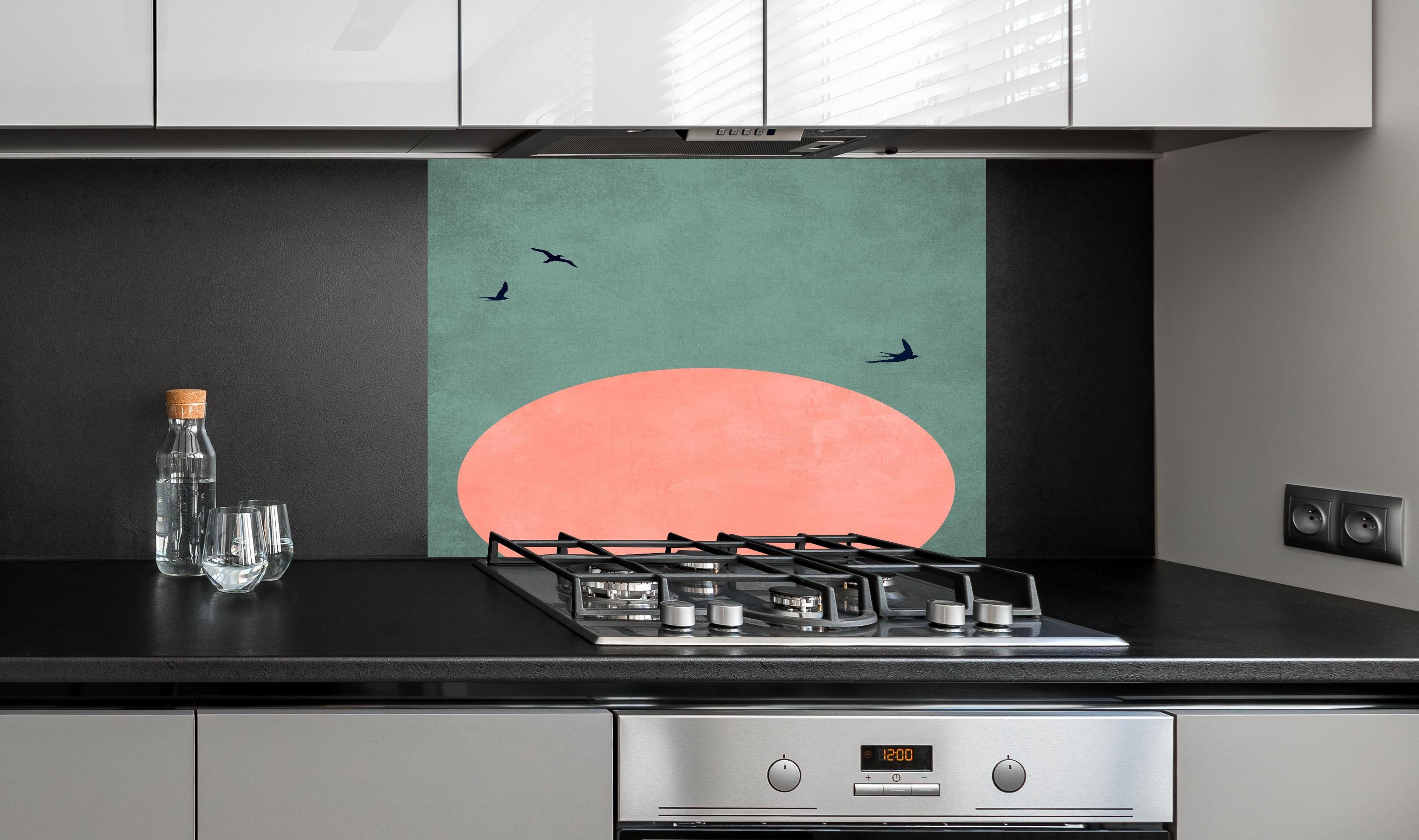 Spritzschutz - Rosa Dämmerung - Gemälde hinter einem Cerankochfeld zwischen Holz-Kochutensilien
