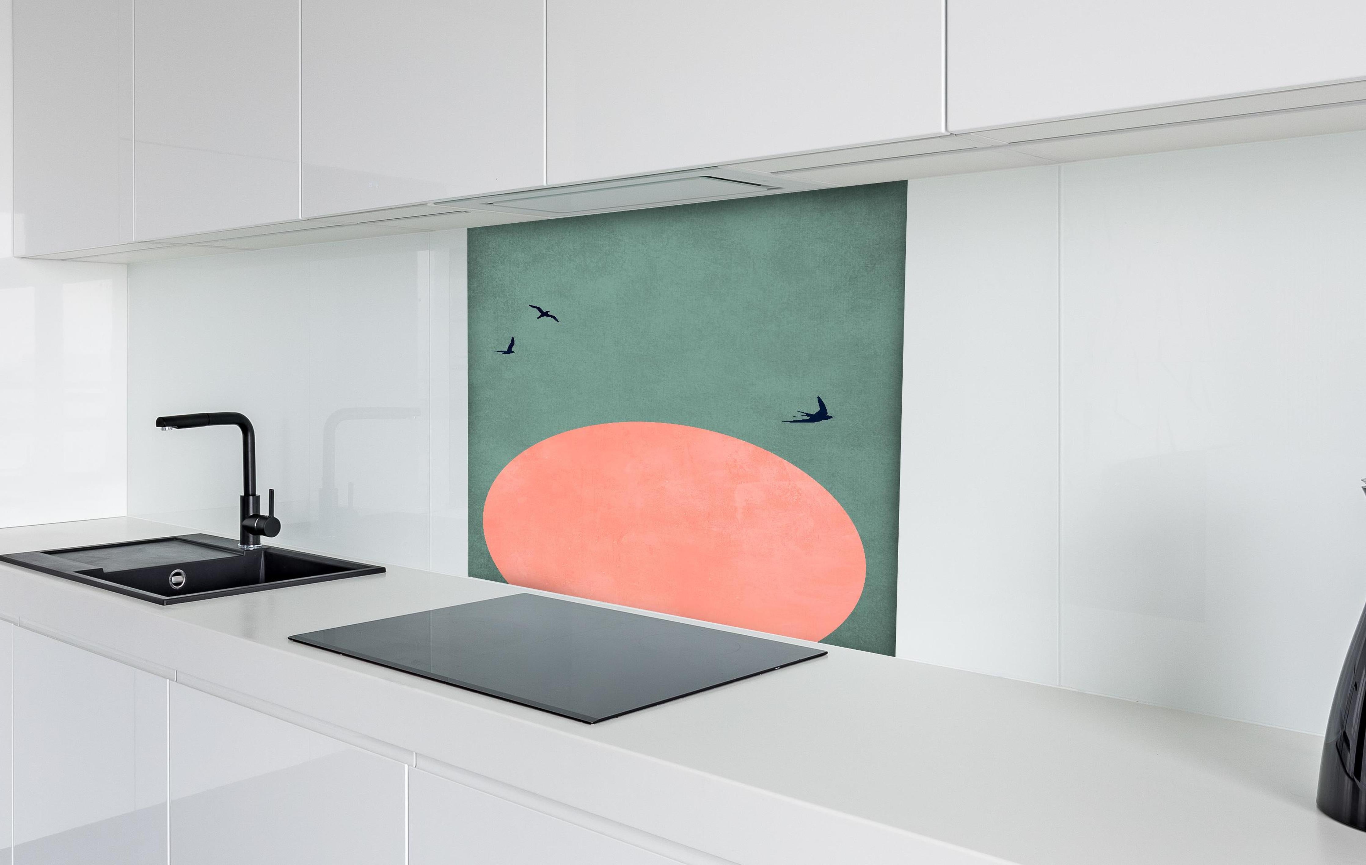 Spritzschutz - Rosa Dämmerung - Gemälde hinter einem Cerankochfeld zwischen Holz-Kochutensilien
