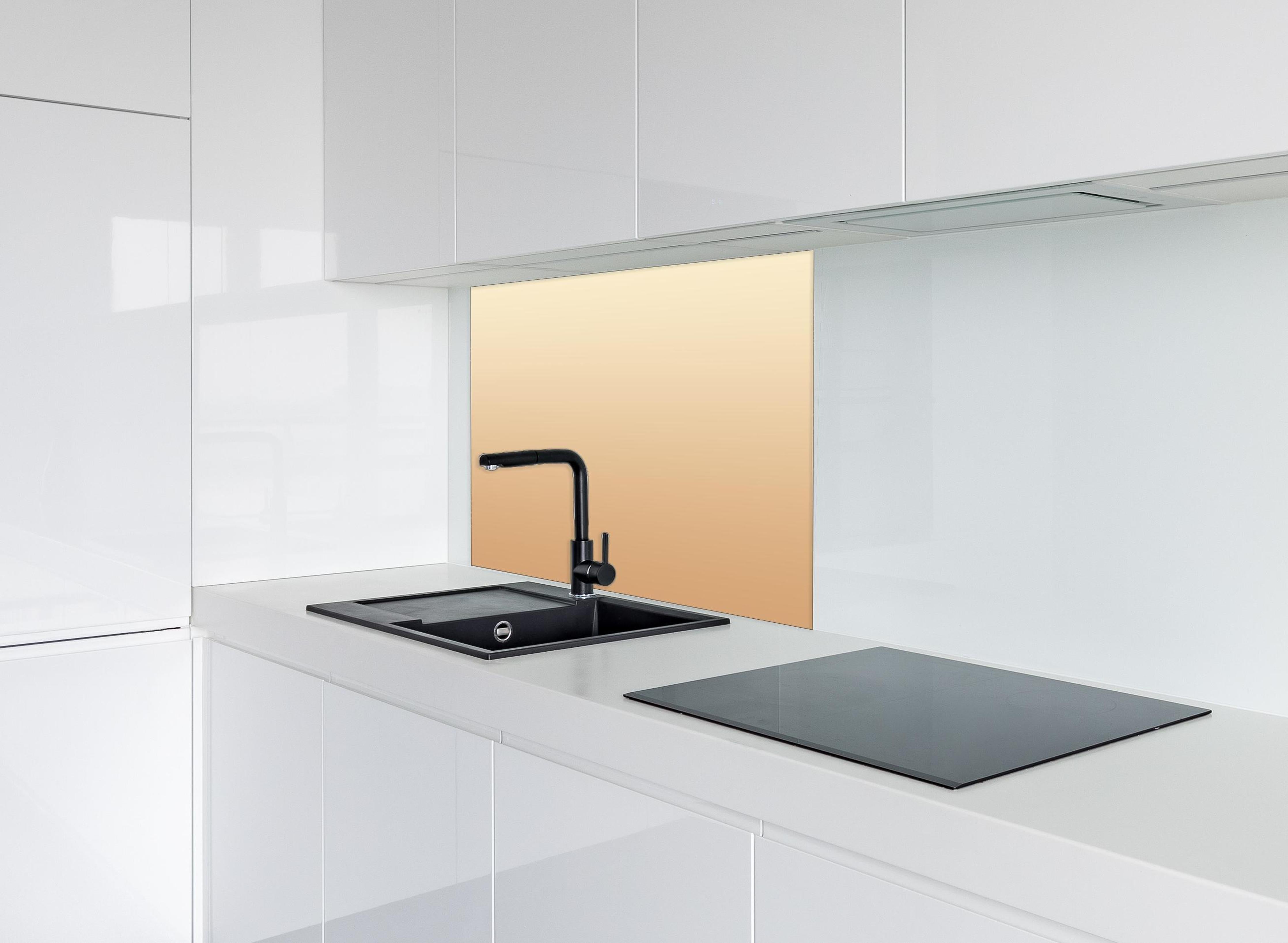 Spritzschutz - Rosa Farbverlauf hinter einem Cerankochfeld zwischen Holz-Kochutensilien
