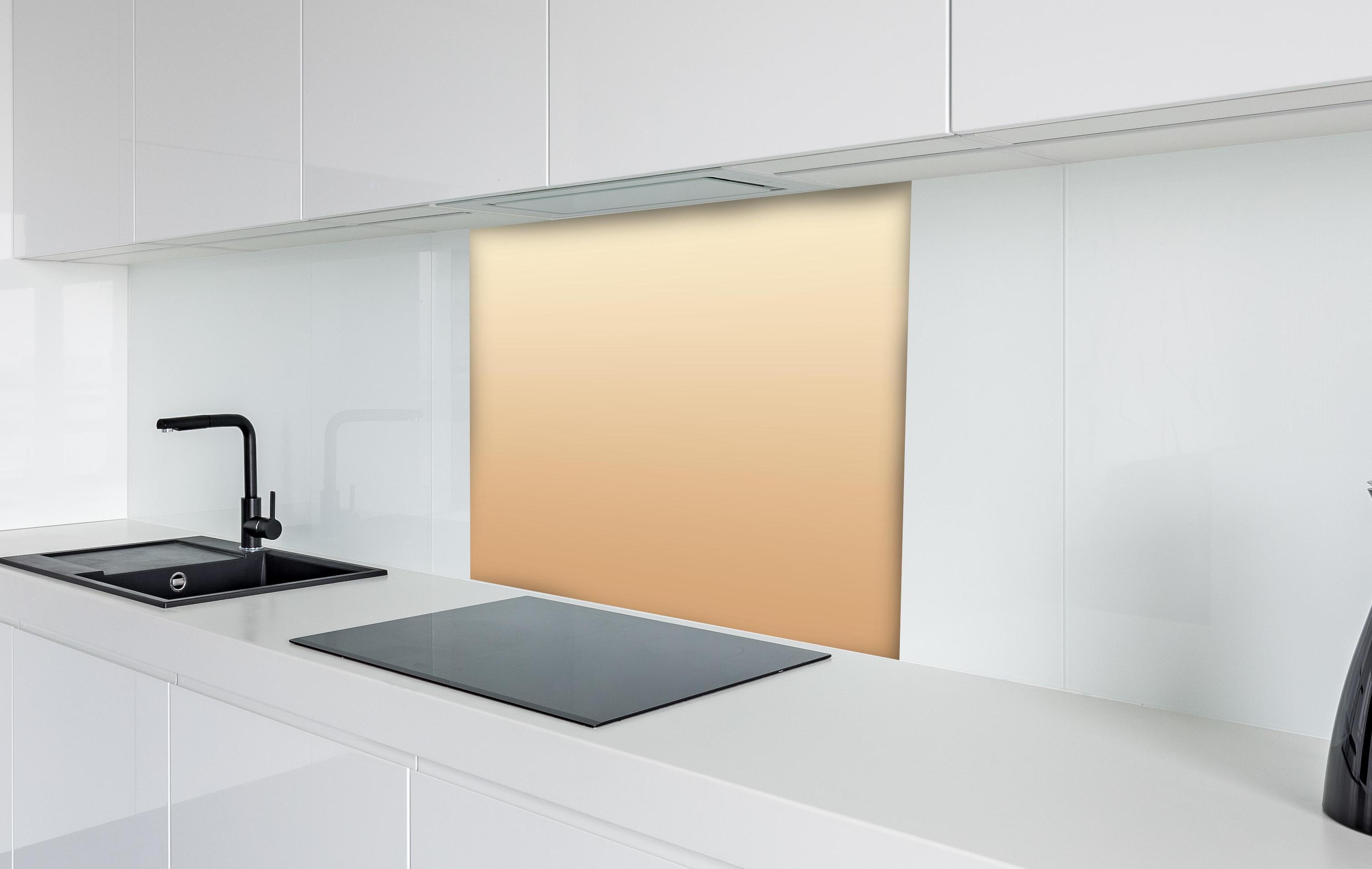 Spritzschutz - Rosa Farbverlauf hinter einem Cerankochfeld zwischen Holz-Kochutensilien
