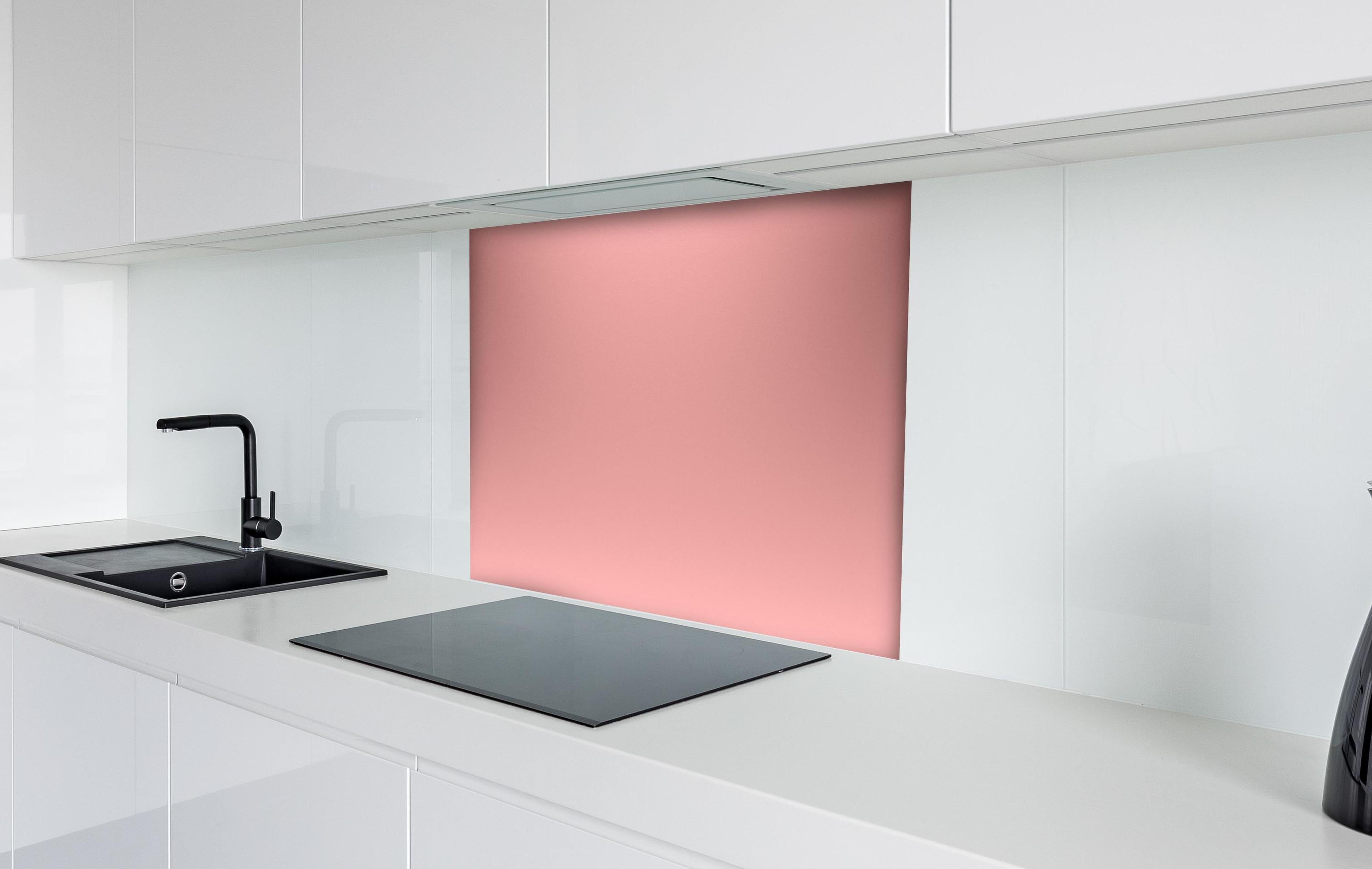 Spritzschutz - Rosa Oberfläche - Papiertextur hinter einem Cerankochfeld zwischen Holz-Kochutensilien
