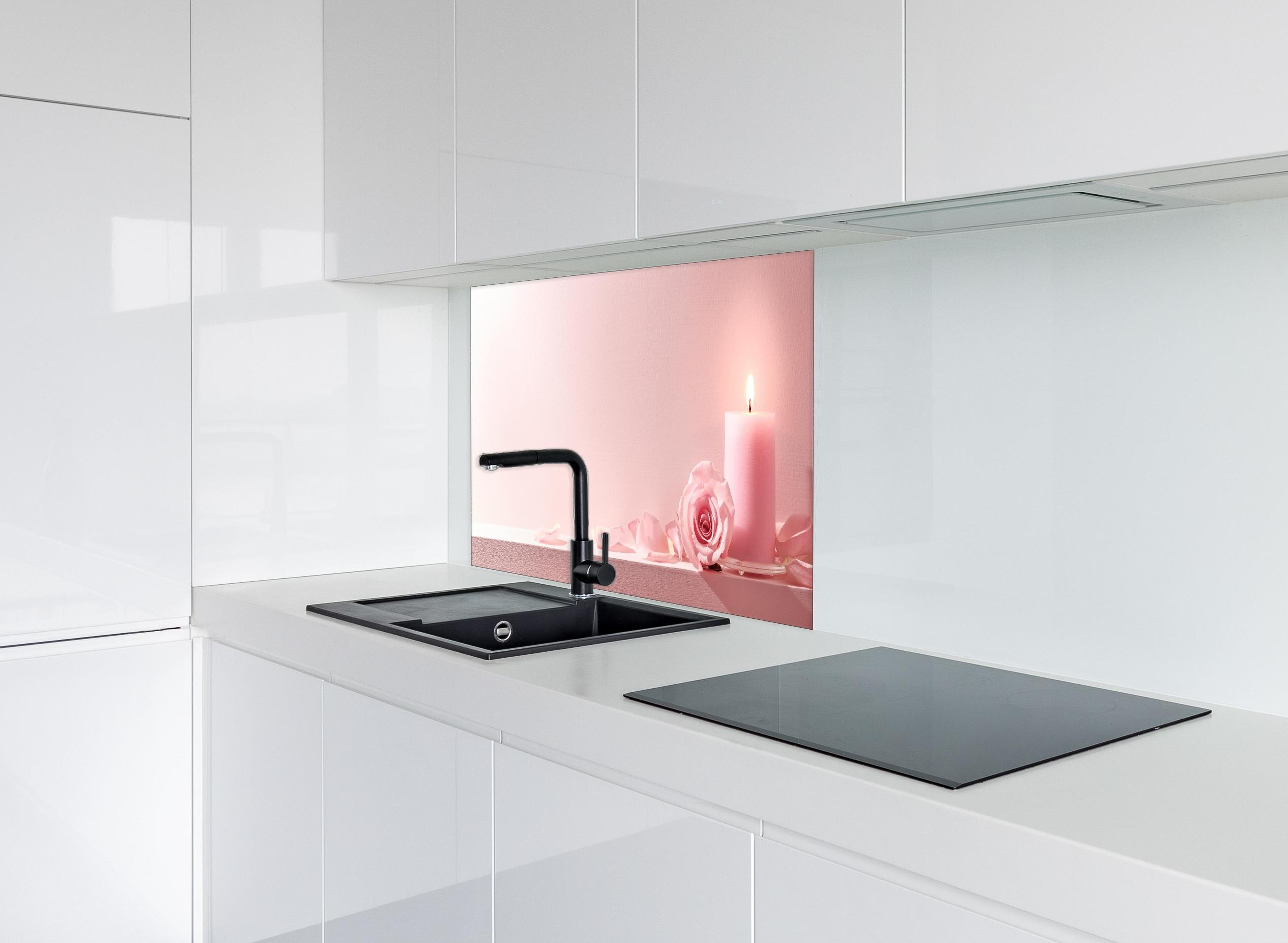 Spritzschutz - Rosa Rosen und Kerze auf einem rosa Hintergrund hinter einem Cerankochfeld zwischen Holz-Kochutensilien
