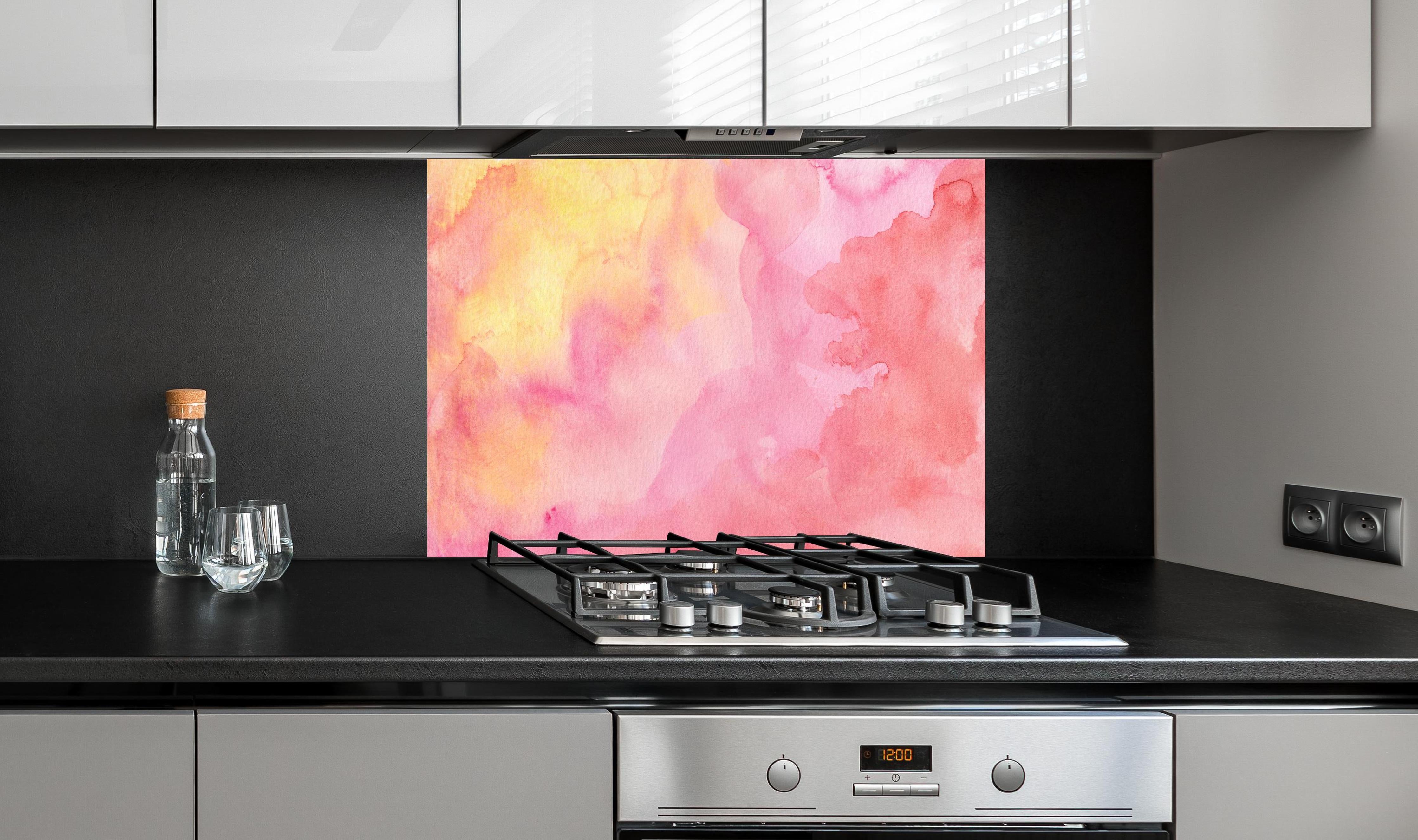 Spritzschutz - Rosa Verwaschenes Farben-Design hinter einem Cerankochfeld zwischen Holz-Kochutensilien
