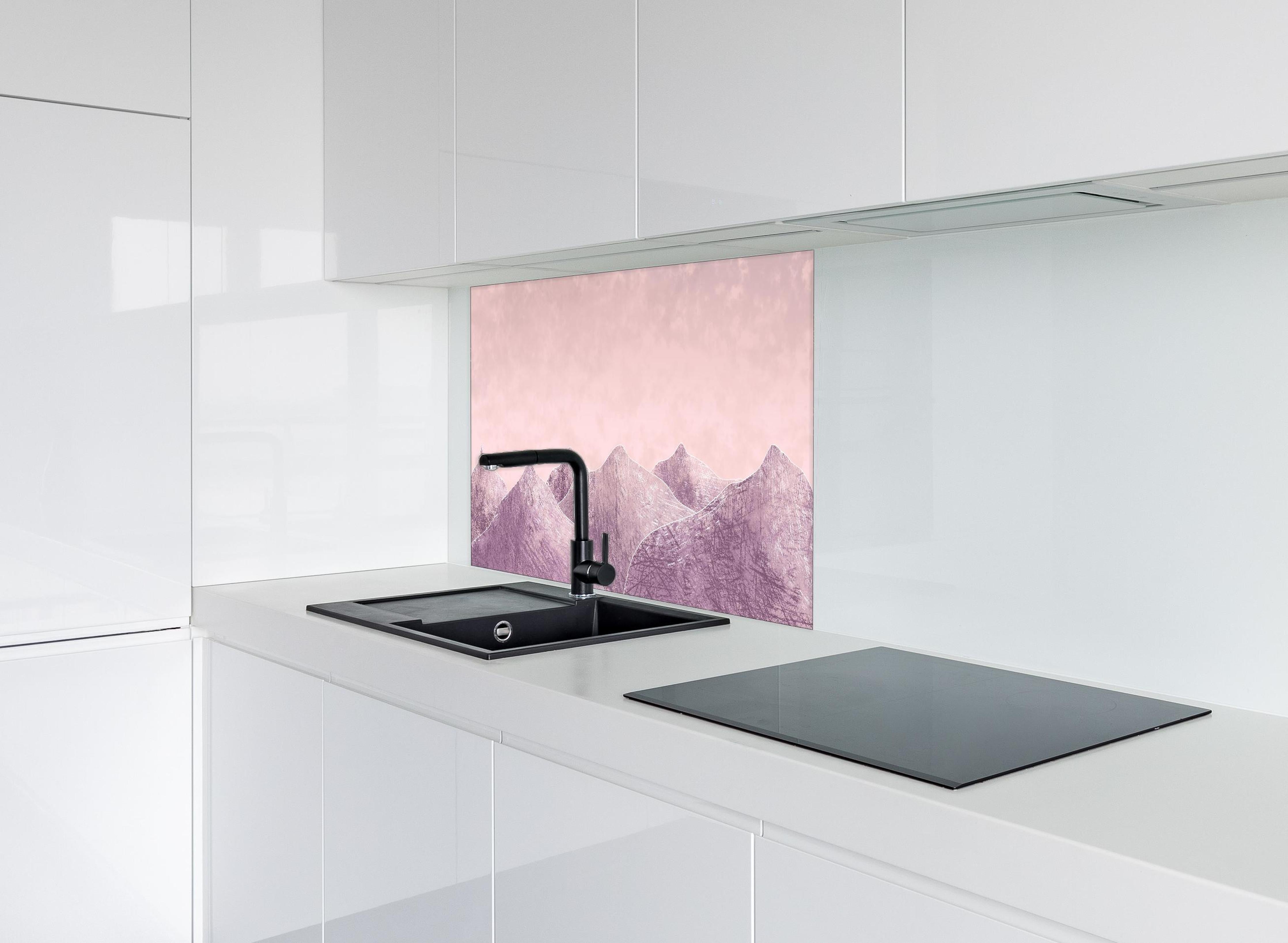 Spritzschutz - Rosa-lilane Berglandschaft - Kunstmalerei hinter einem Cerankochfeld zwischen Holz-Kochutensilien
