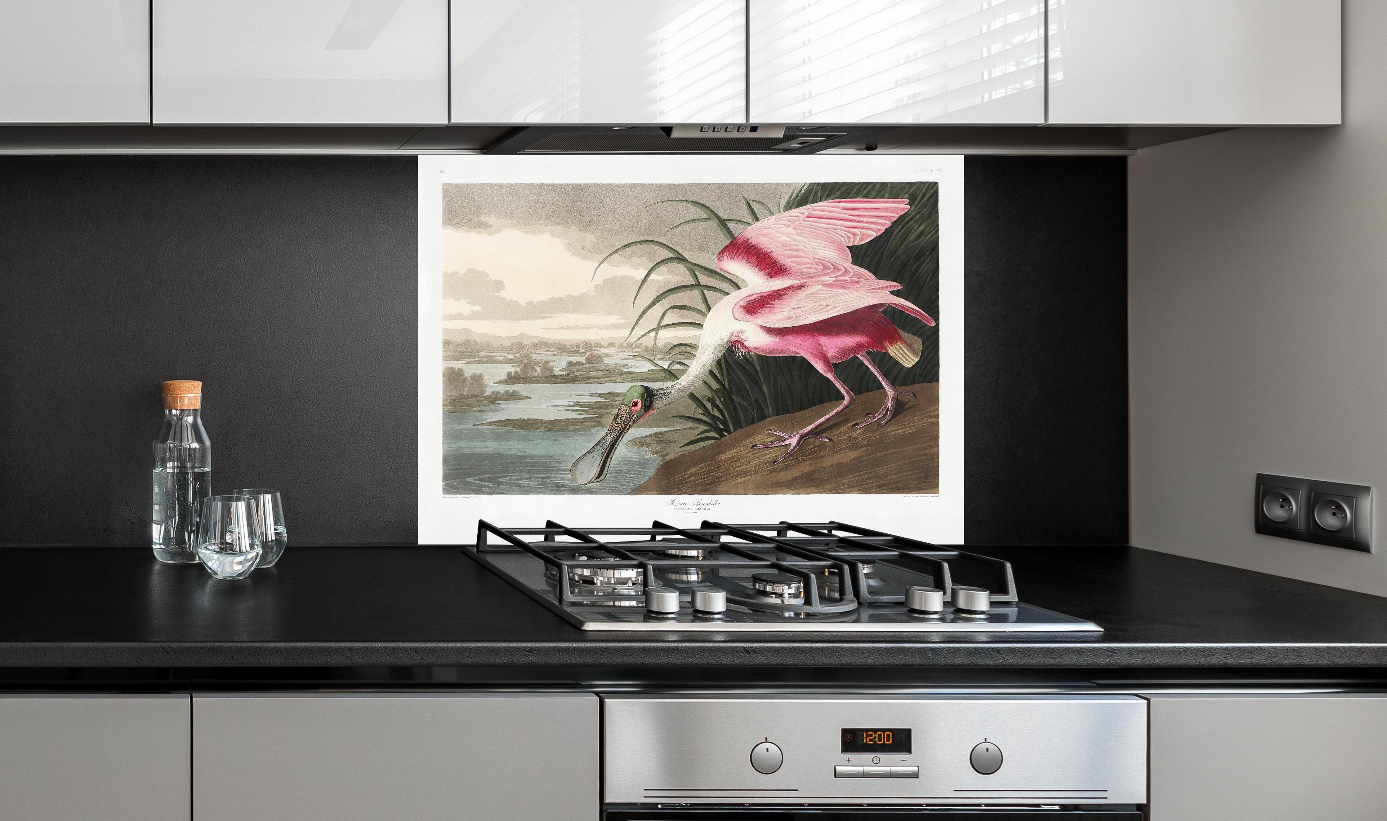 Spritzschutz - Rosalöffler hinter einem Cerankochfeld zwischen Holz-Kochutensilien
