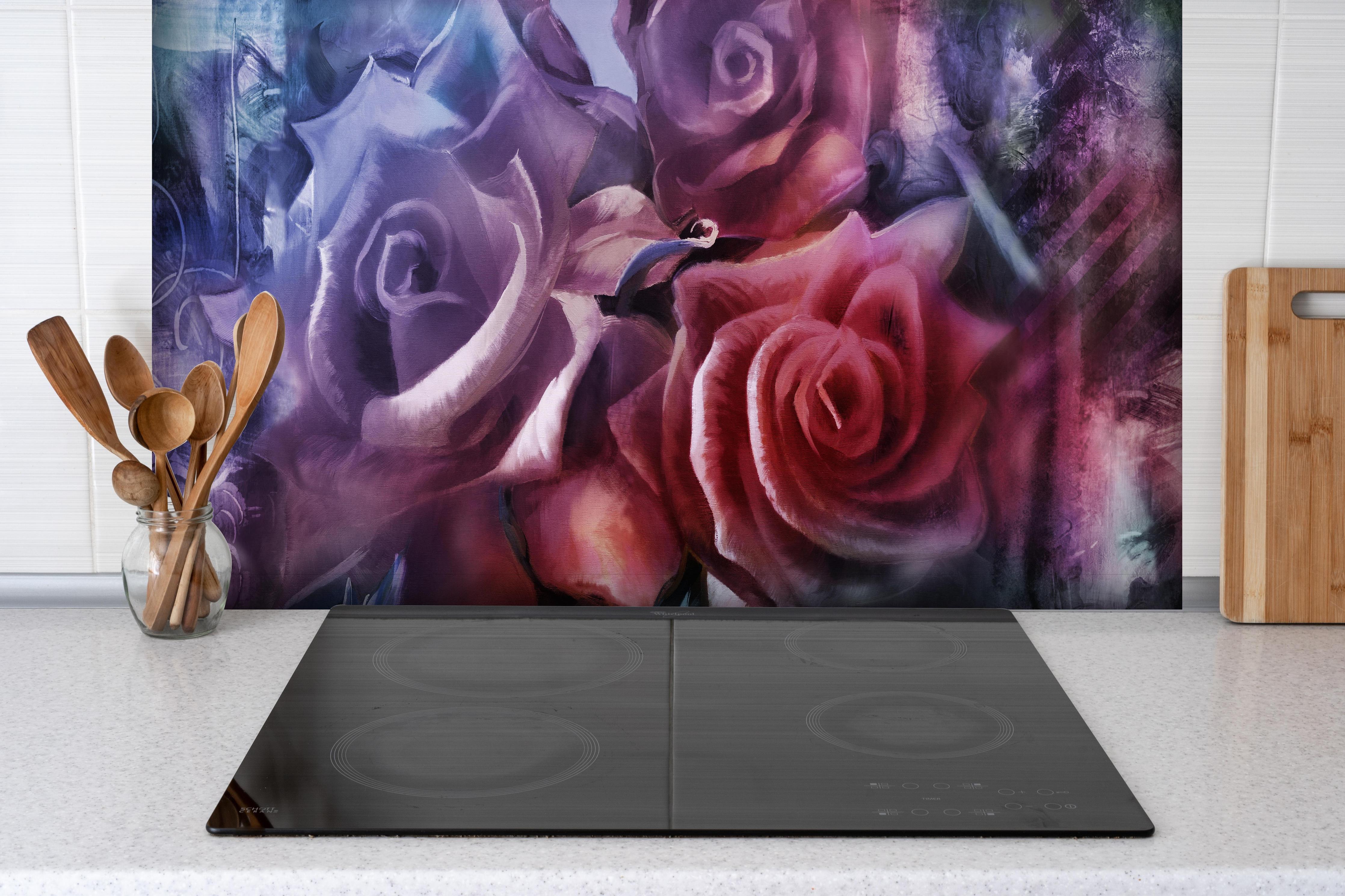 Spritzschutz - Rosenmalerei hinter einem Cerankochfeld zwischen Holz-Kochutensilien
