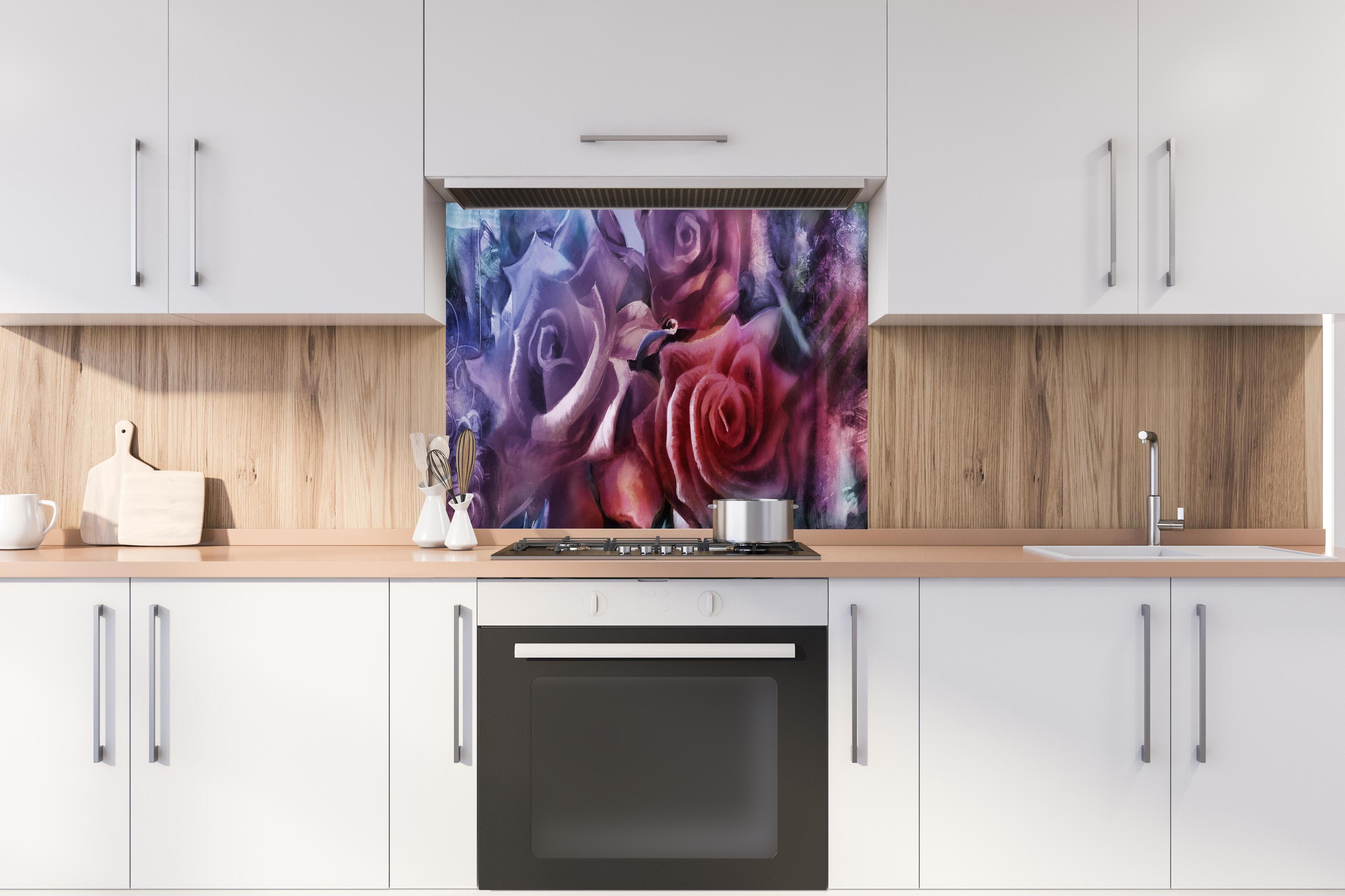 Spritzschutz - Rosenmalerei hinter einem Cerankochfeld zwischen Holz-Kochutensilien
