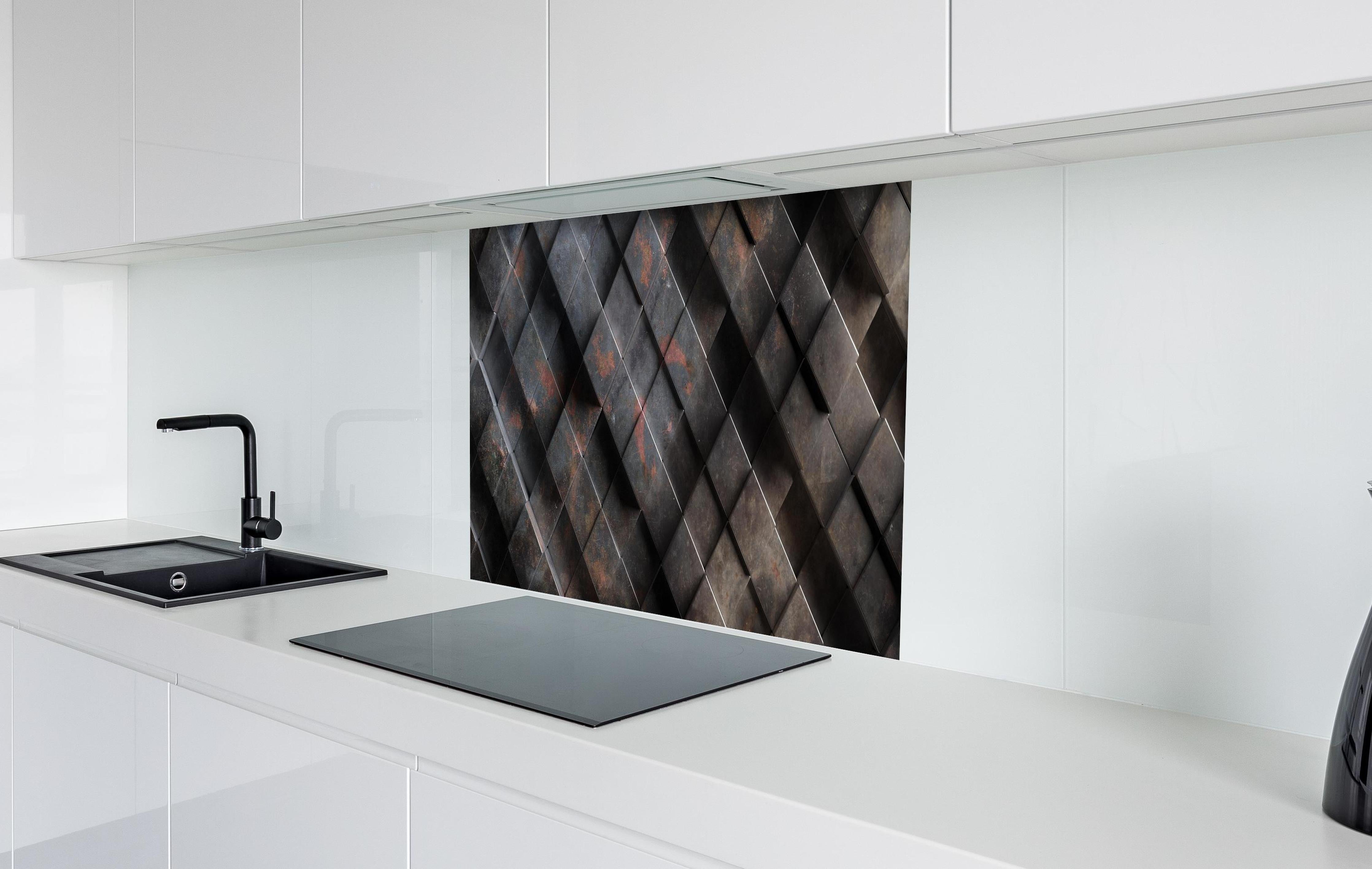 Spritzschutz - Rostig-metallische Würfelstruktur Hintergrund hinter einem Cerankochfeld zwischen Holz-Kochutensilien
