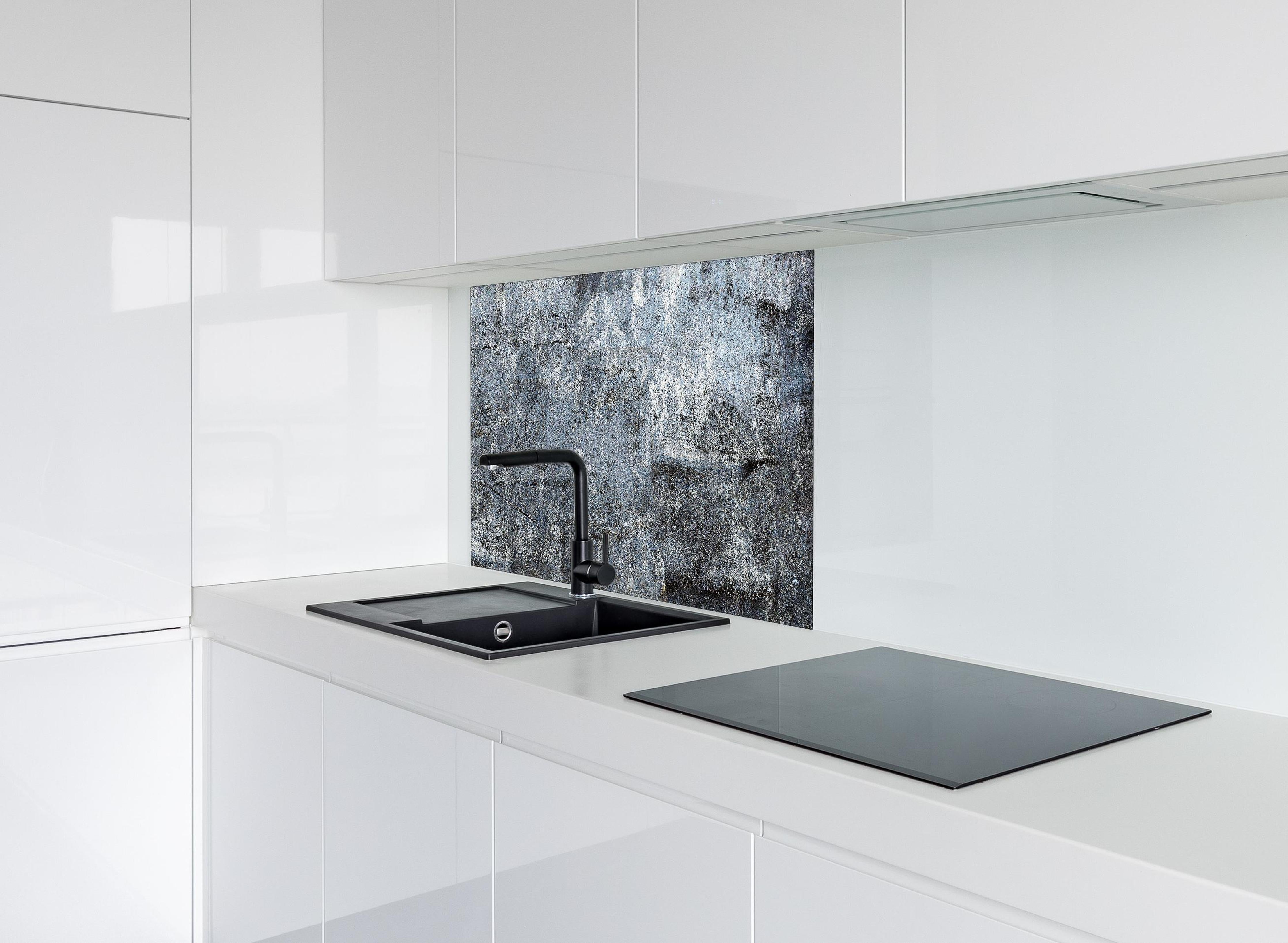 Spritzschutz - Rostiger Marmor aus Zement hinter einem Cerankochfeld zwischen Holz-Kochutensilien
