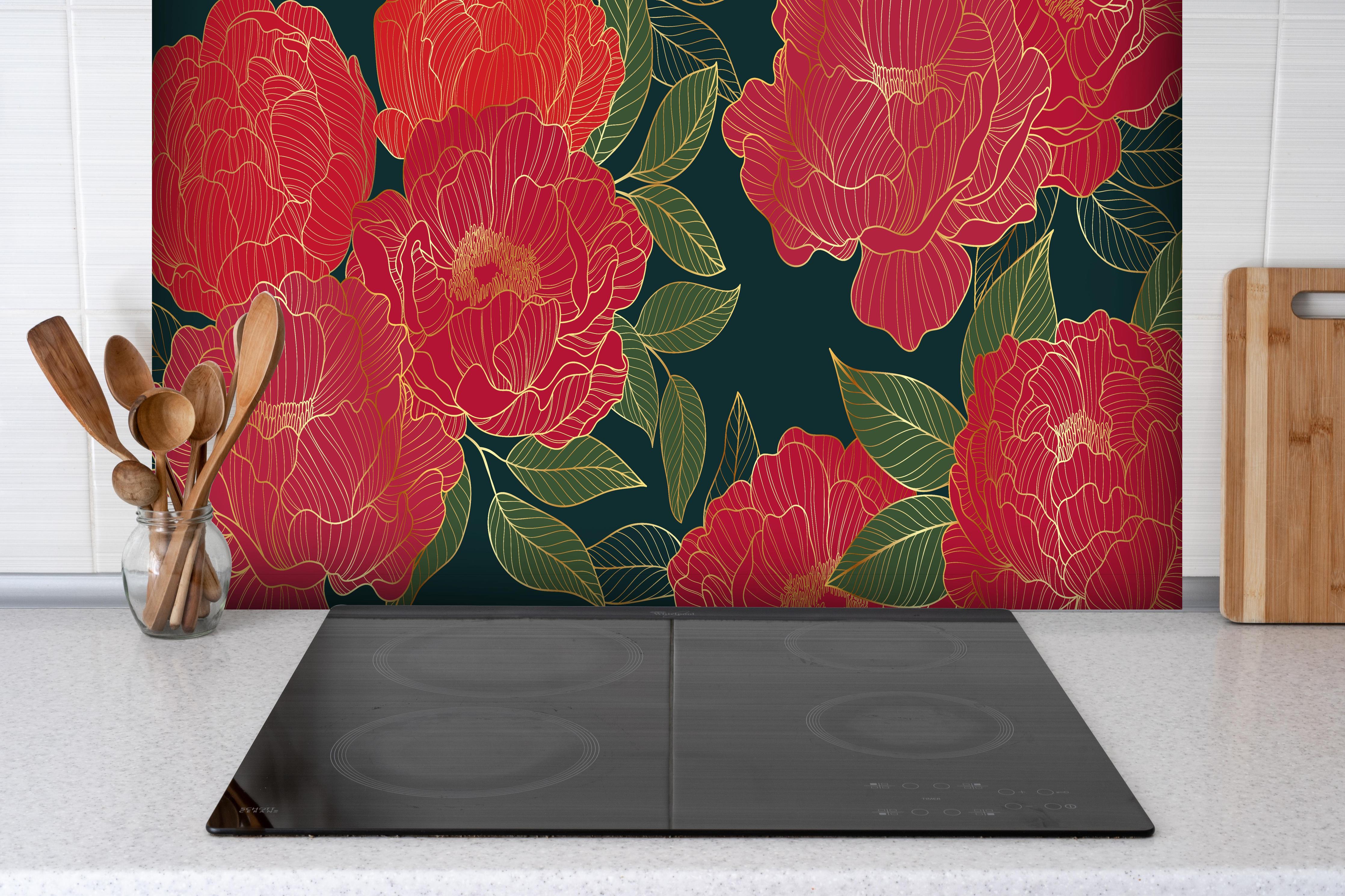 Spritzschutz - Rote Blumen auf Dunkelgrünem Hintergrund hinter einem Cerankochfeld zwischen Holz-Kochutensilien

