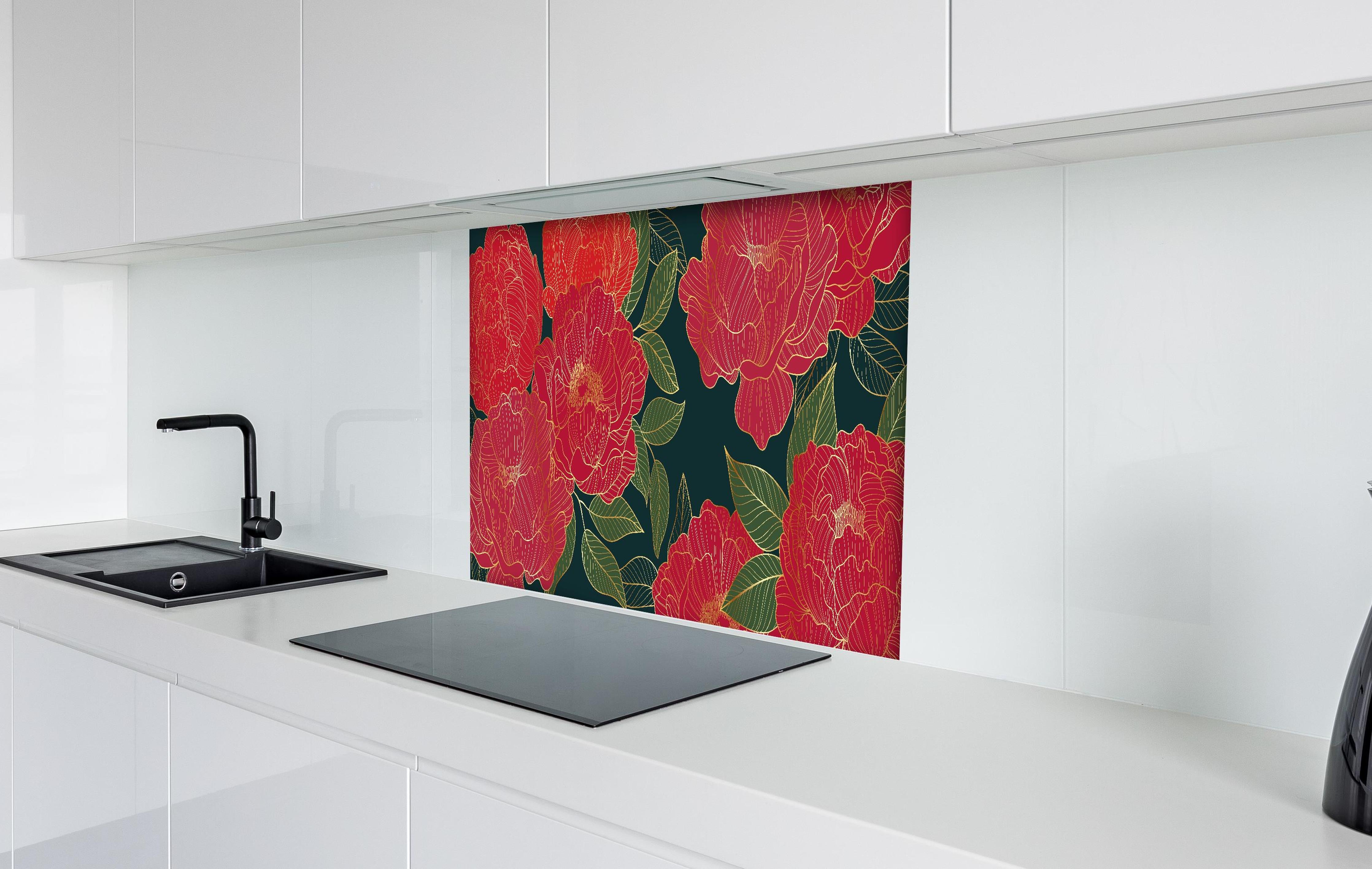 Spritzschutz - Rote Blumen auf Dunkelgrünem Hintergrund hinter einem Cerankochfeld zwischen Holz-Kochutensilien
