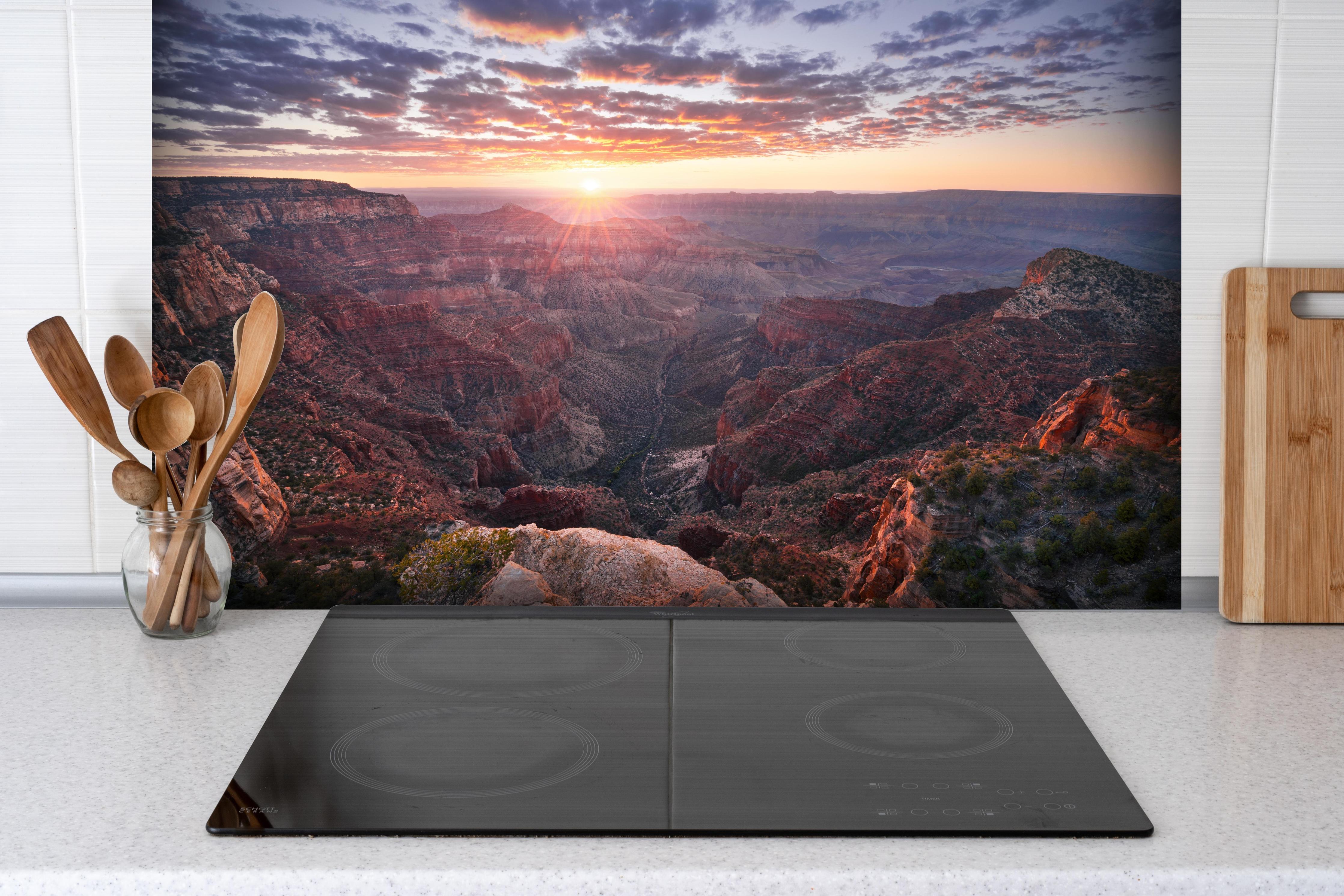 Spritzschutz - Roter Grand Canyon bei Sonnenaufgang hinter einem Cerankochfeld zwischen Holz-Kochutensilien
