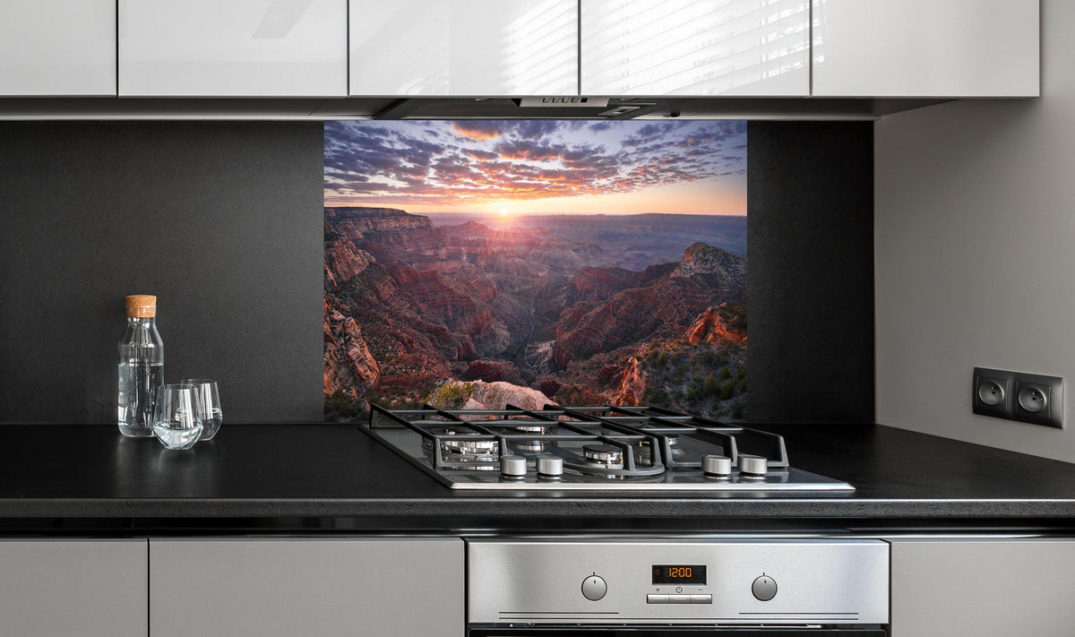 Spritzschutz - Roter Grand Canyon bei Sonnenaufgang hinter einem Cerankochfeld zwischen Holz-Kochutensilien
