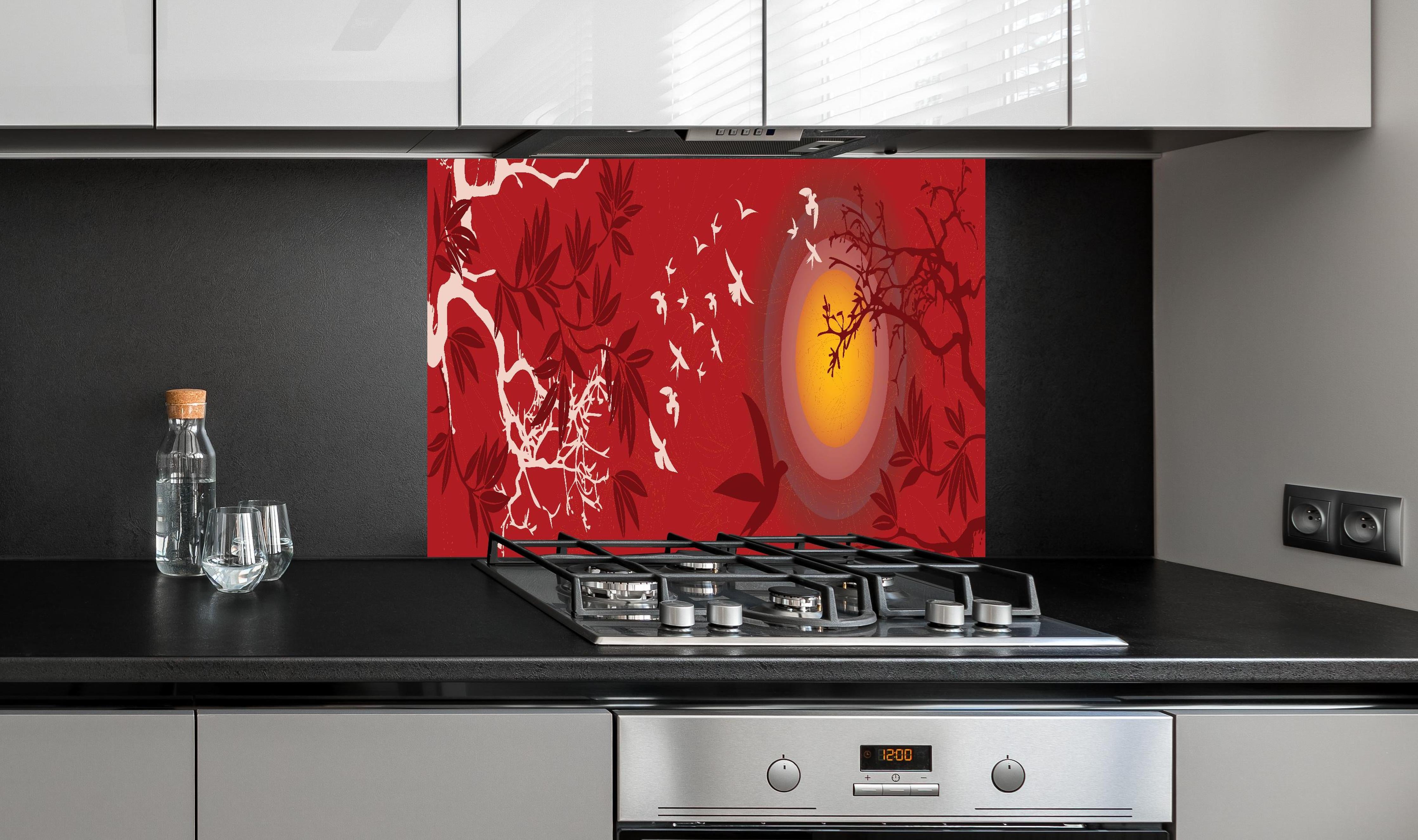 Spritzschutz - Roter Himmel Vogelschwarm Silhouetten hinter einem Cerankochfeld zwischen Holz-Kochutensilien
