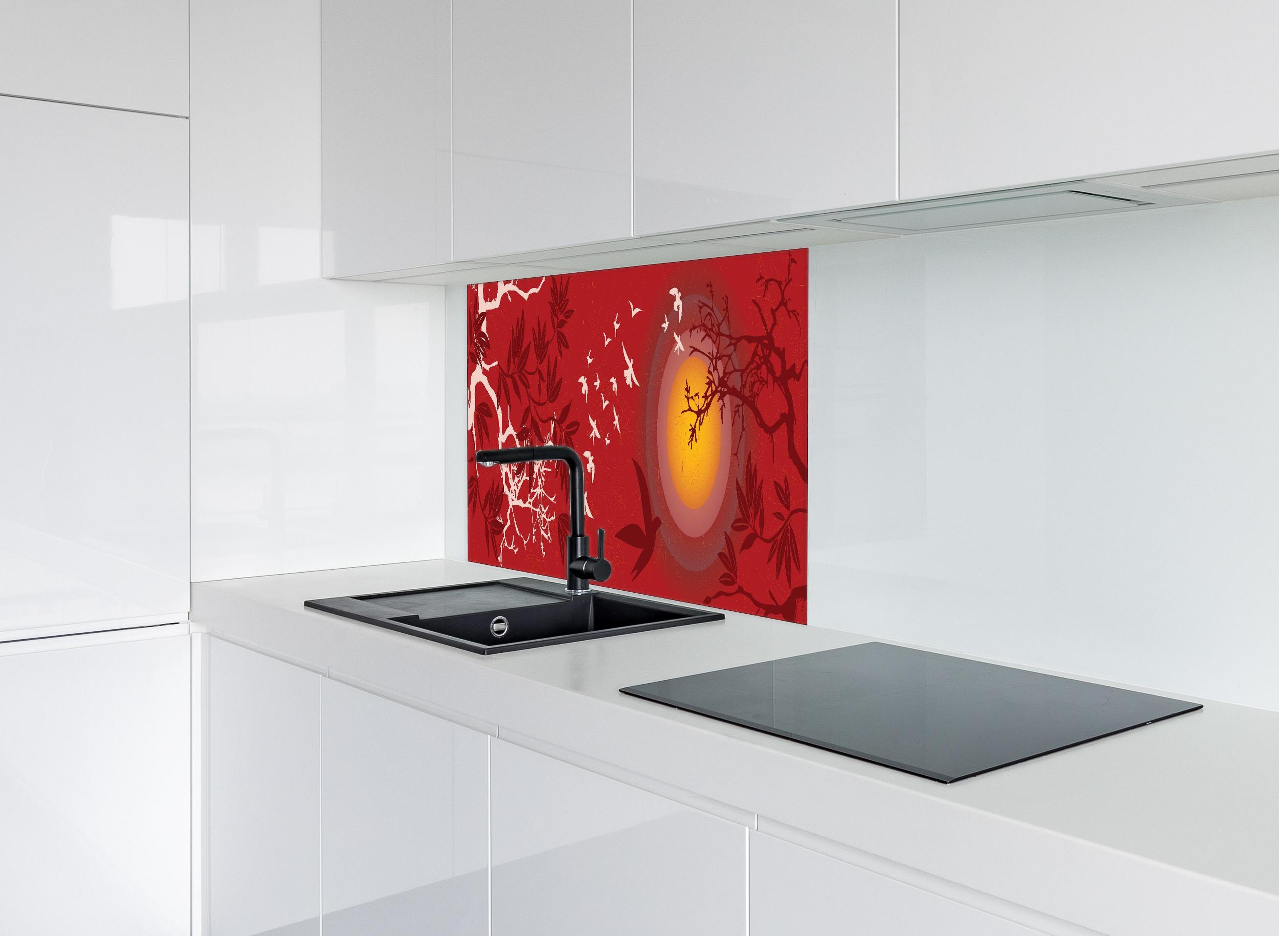 Spritzschutz - Roter Himmel Vogelschwarm Silhouetten hinter einem Cerankochfeld zwischen Holz-Kochutensilien
