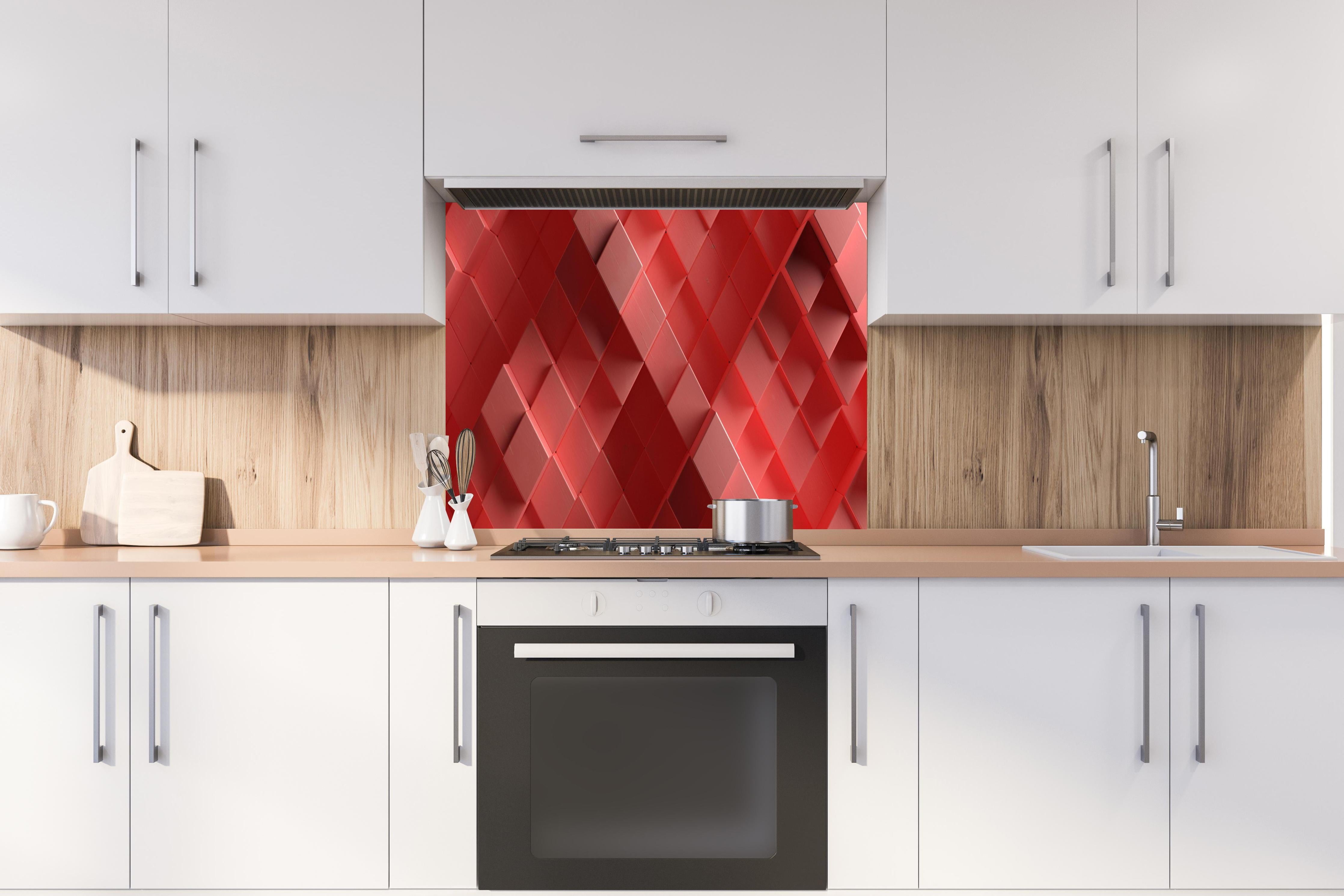 Spritzschutz - Rotes 3D Holzwürfel-Muster Hintergrund hinter einem Cerankochfeld zwischen Holz-Kochutensilien
