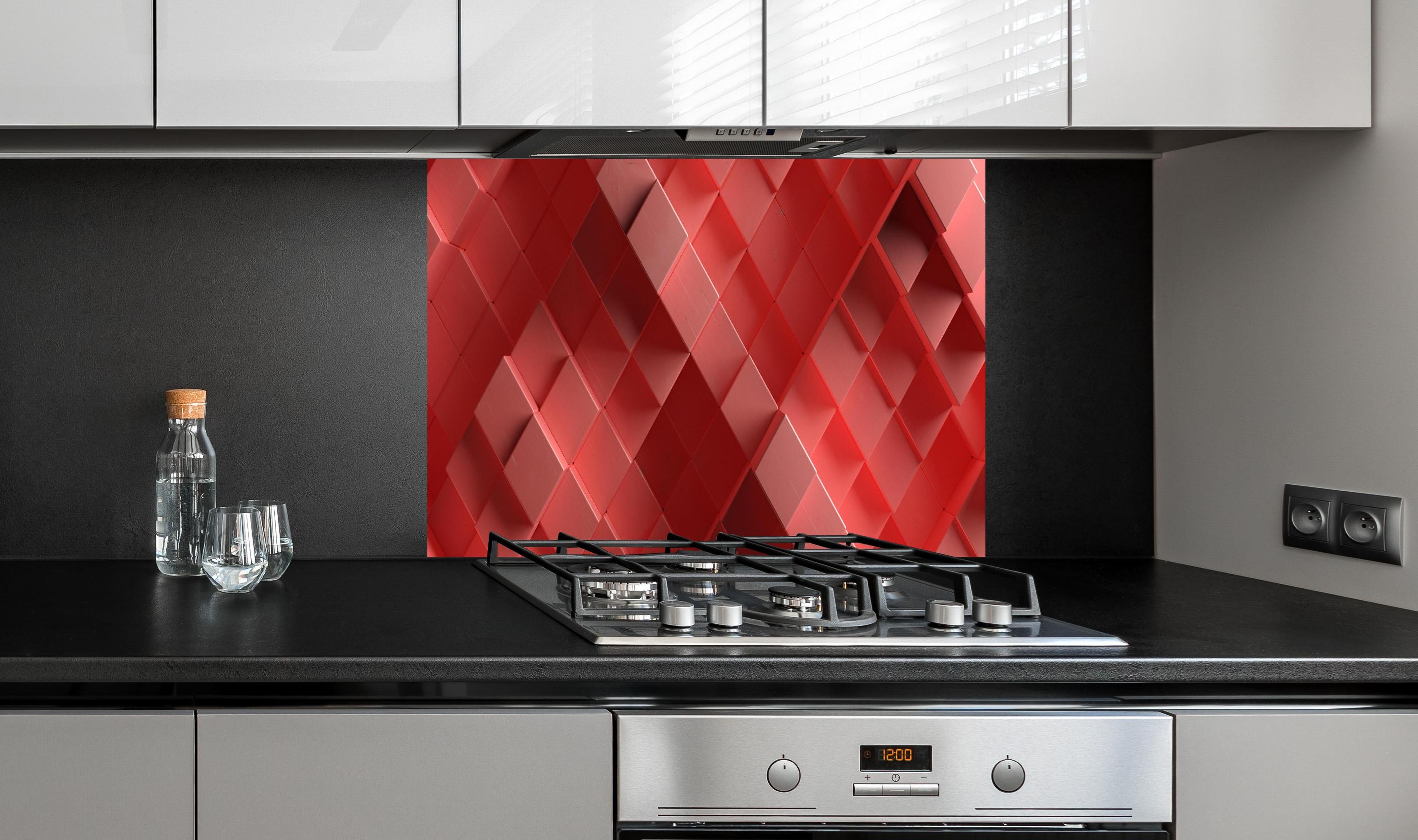 Spritzschutz - Rotes 3D Holzwürfel-Muster Hintergrund hinter einem Cerankochfeld zwischen Holz-Kochutensilien

