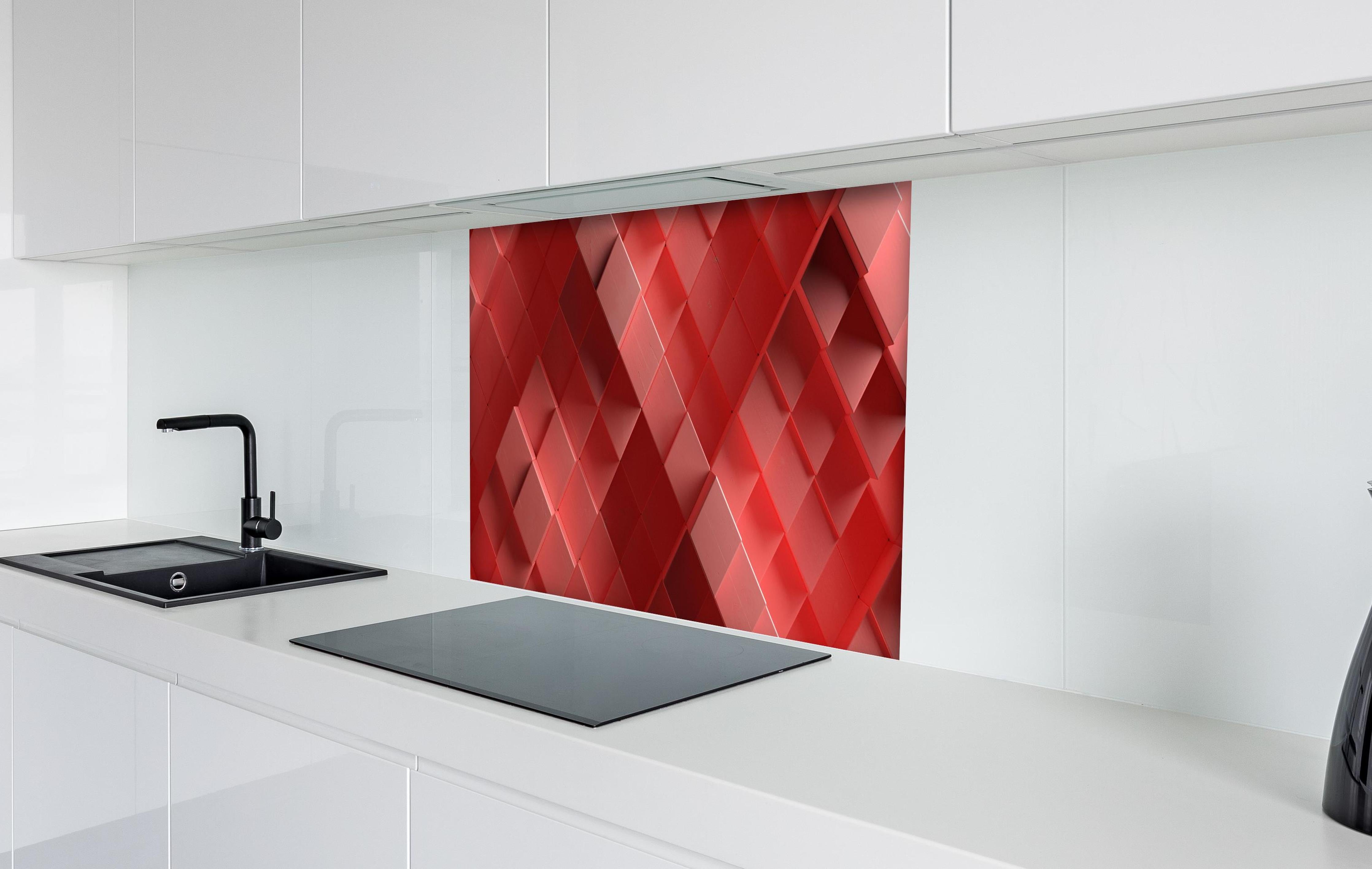 Spritzschutz - Rotes 3D Holzwürfel-Muster Hintergrund hinter einem Cerankochfeld zwischen Holz-Kochutensilien
