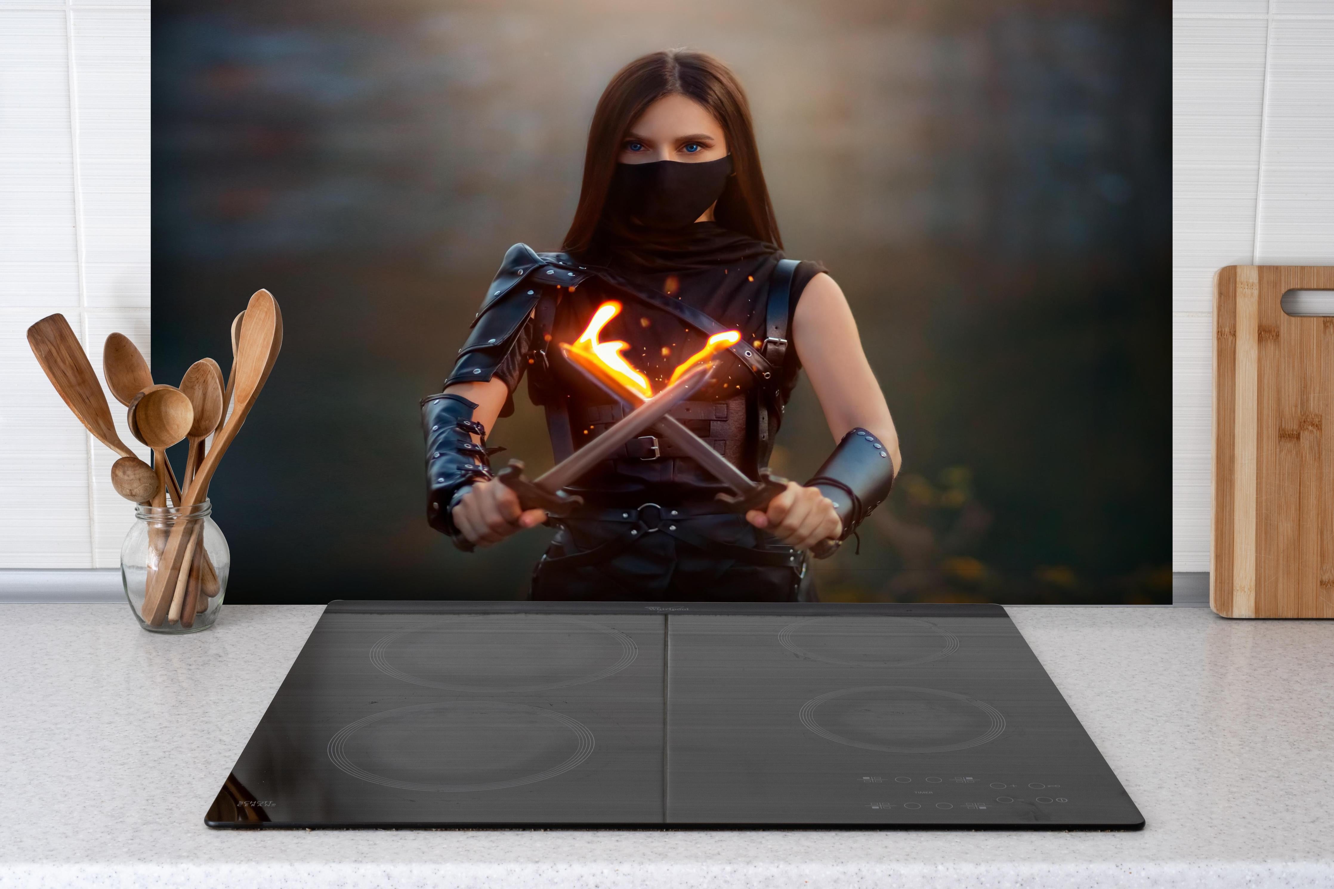 Spritzschutz - Rothaarige Kriegerin mit Feuerdolchen hinter einem Cerankochfeld zwischen Holz-Kochutensilien

