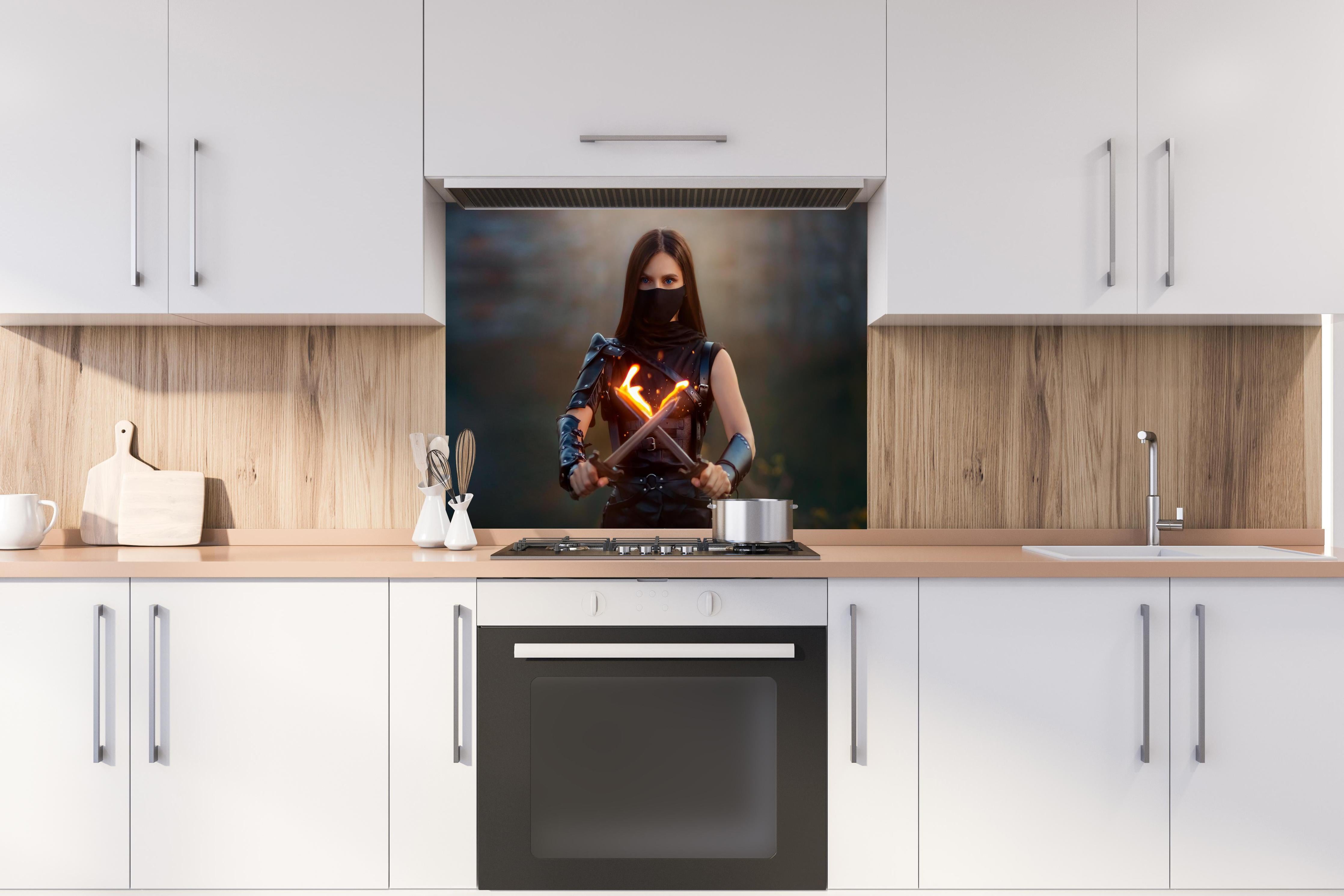 Spritzschutz - Rothaarige Kriegerin mit Feuerdolchen hinter einem Cerankochfeld zwischen Holz-Kochutensilien
