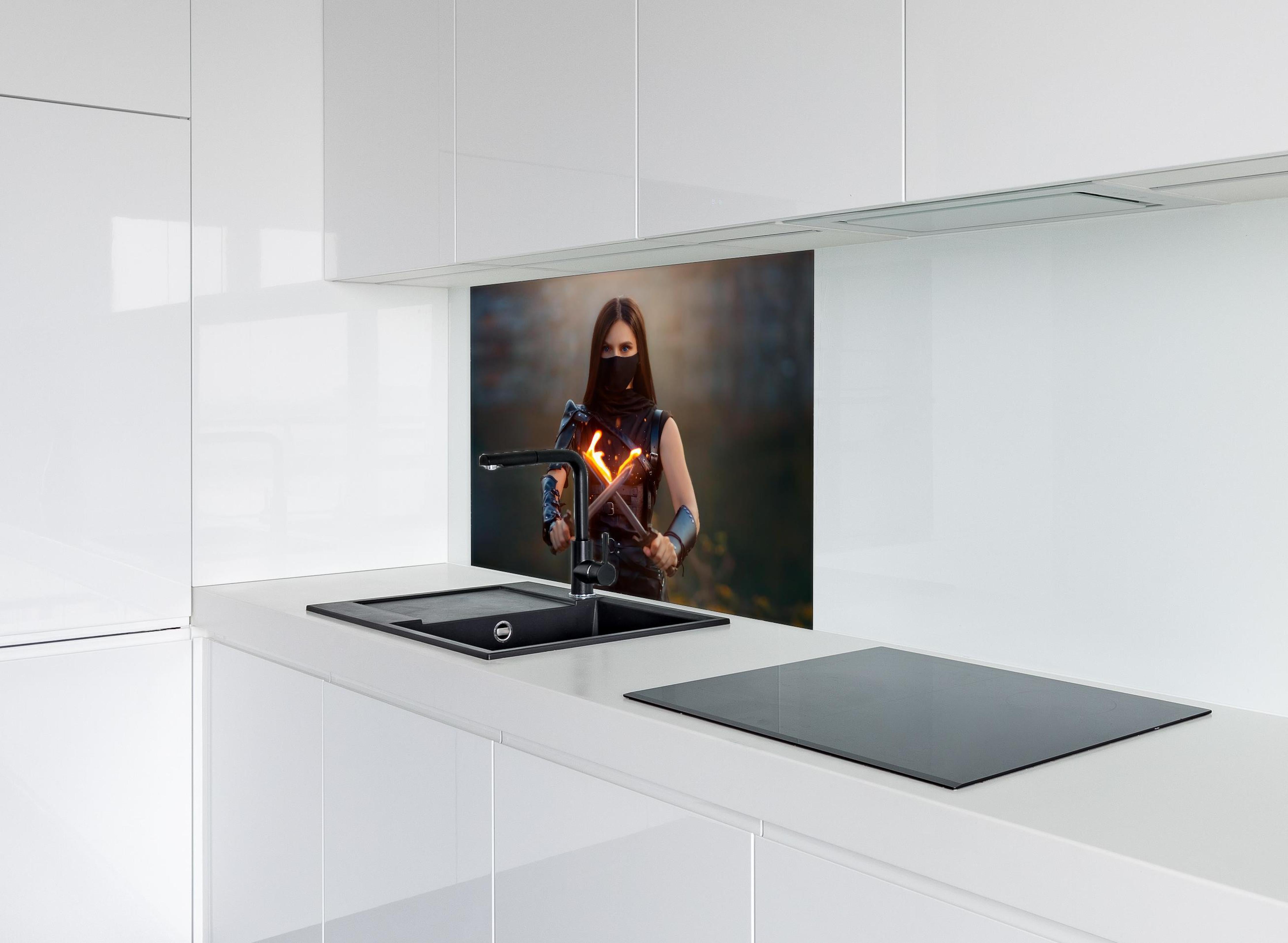 Spritzschutz - Rothaarige Kriegerin mit Feuerdolchen hinter einem Cerankochfeld zwischen Holz-Kochutensilien
