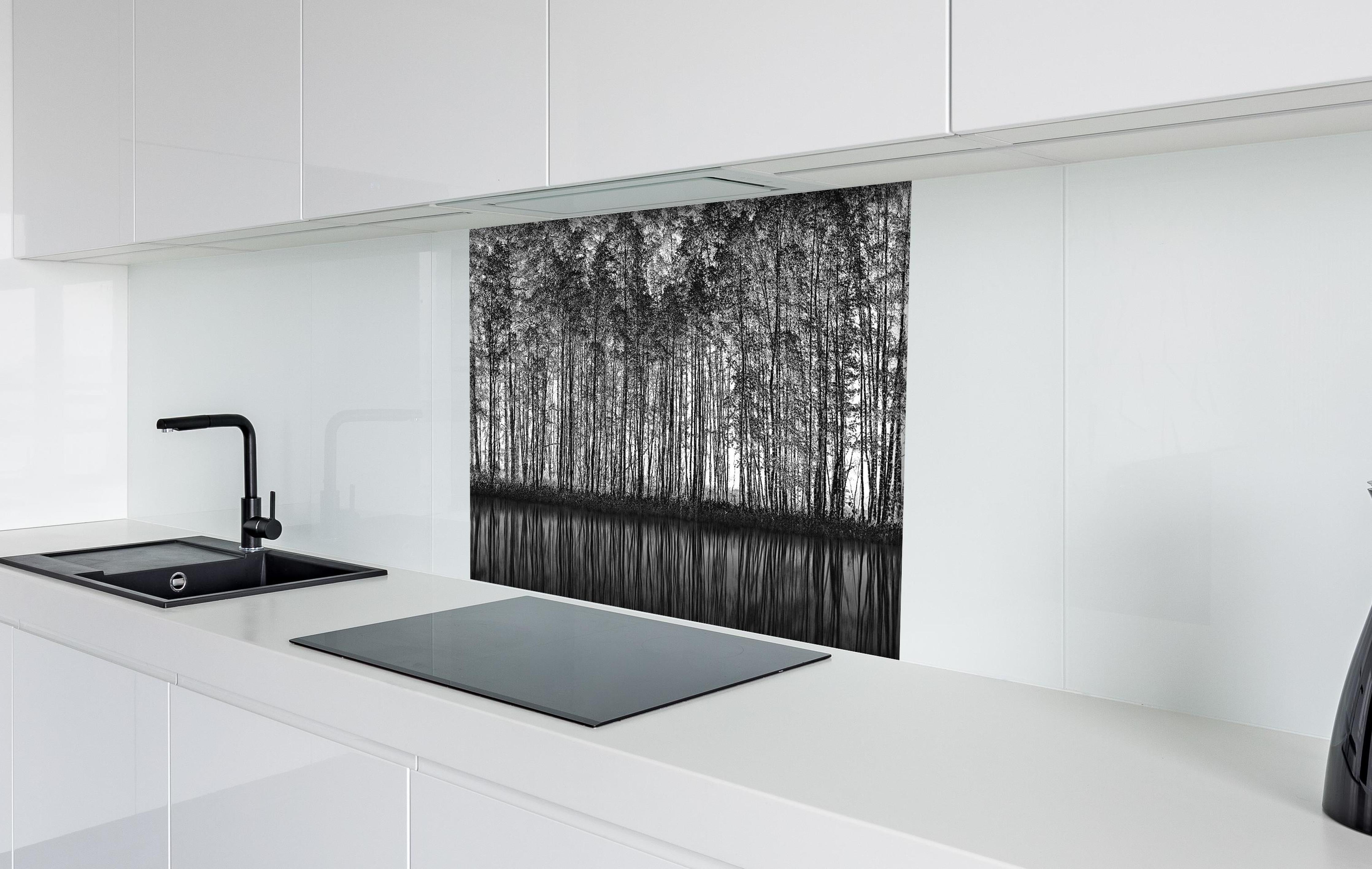 Spritzschutz - Ruhiger Wald - Wasser Reflektion  hinter einem Cerankochfeld zwischen Holz-Kochutensilien
