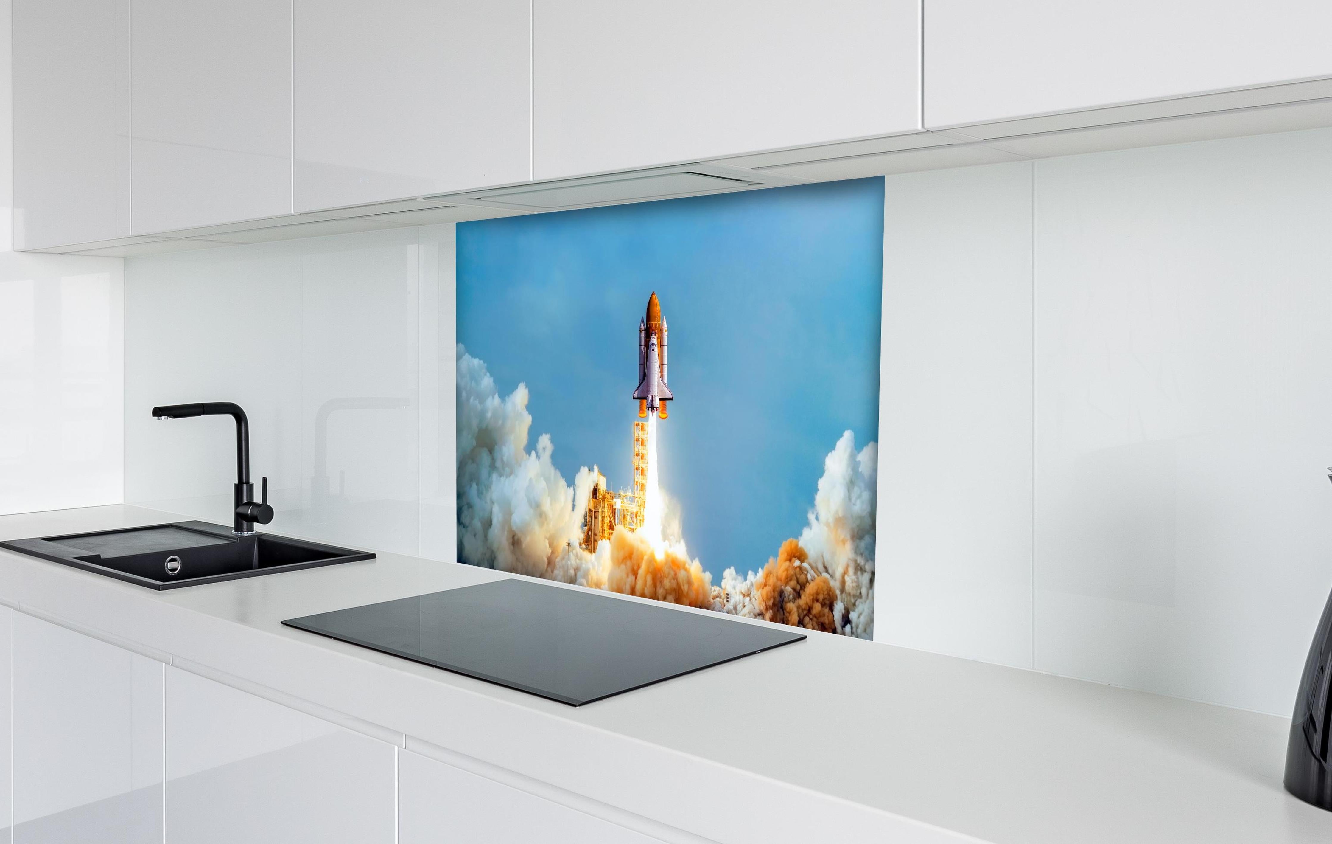 Spritzschutz - STS-135 Atlantis-Start hinter einem Cerankochfeld zwischen Holz-Kochutensilien
