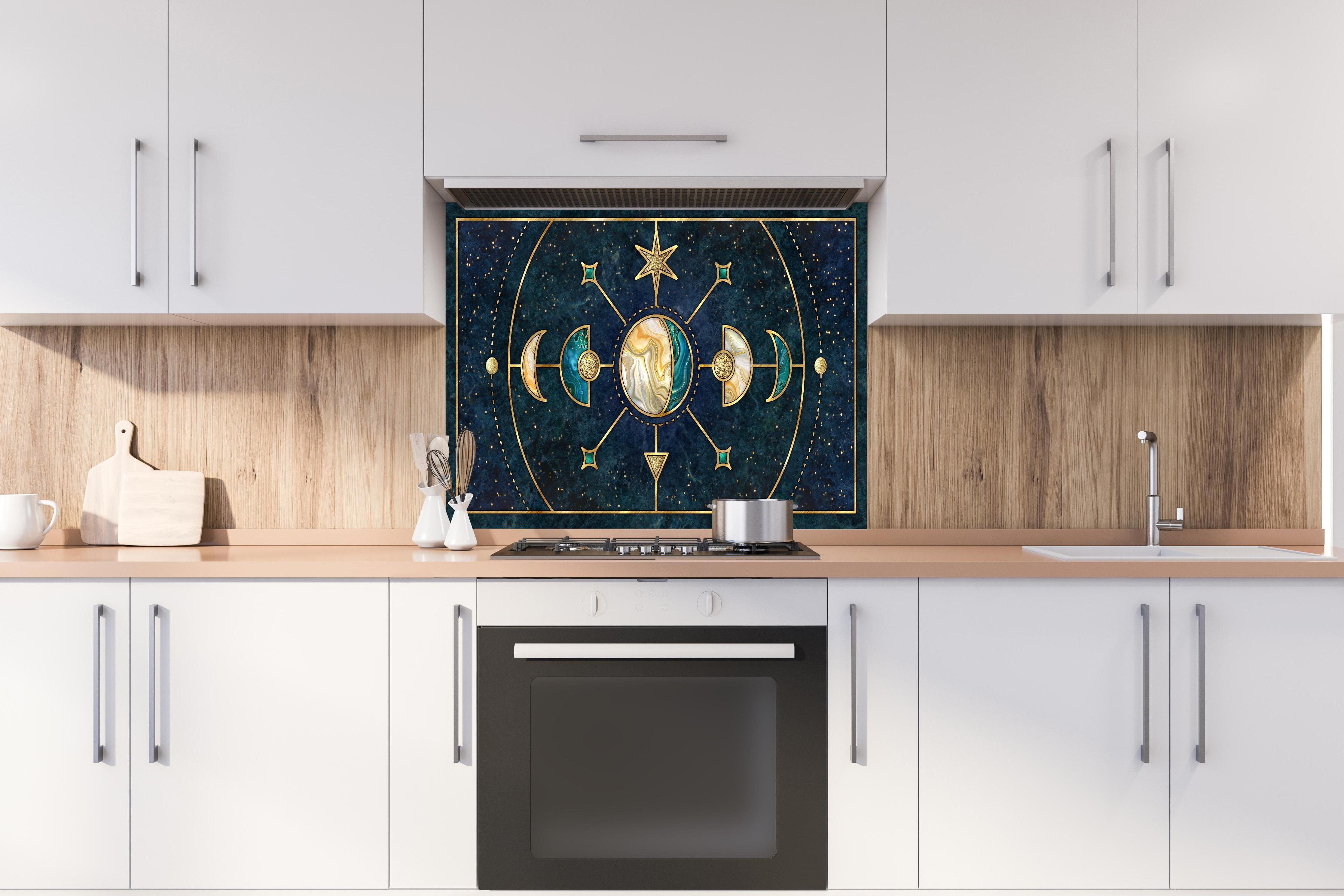 Spritzschutz - Sakrale Geometrie Goldene Himmelskörper hinter einem Cerankochfeld zwischen Holz-Kochutensilien
